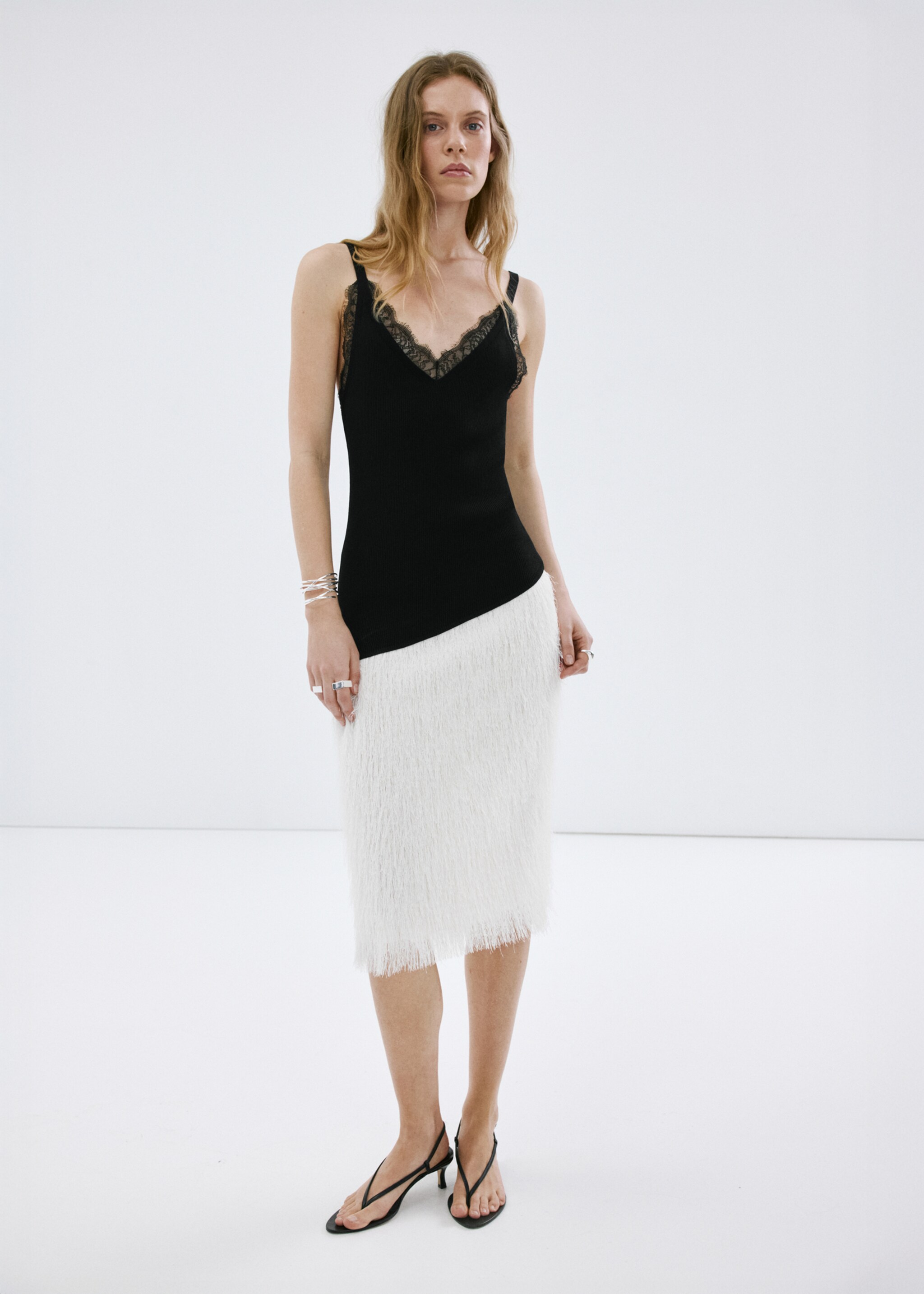 Asymmetrical lace-trimmed top - General plane, Black. Ref: 27017142-00.