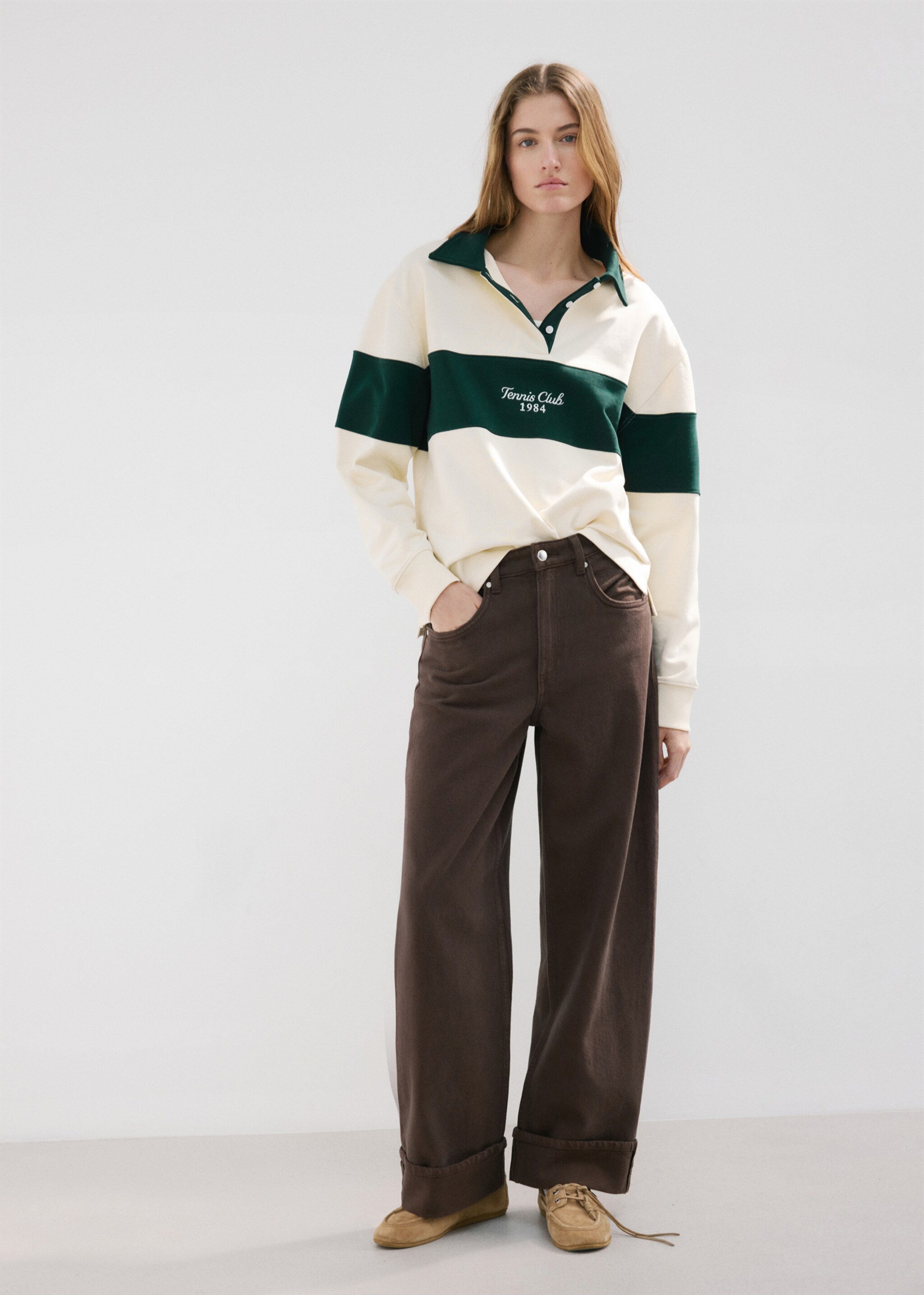 Sweat-shirt col polo avec message brodé - Plan général, Écru. Ref: 27017165-00.