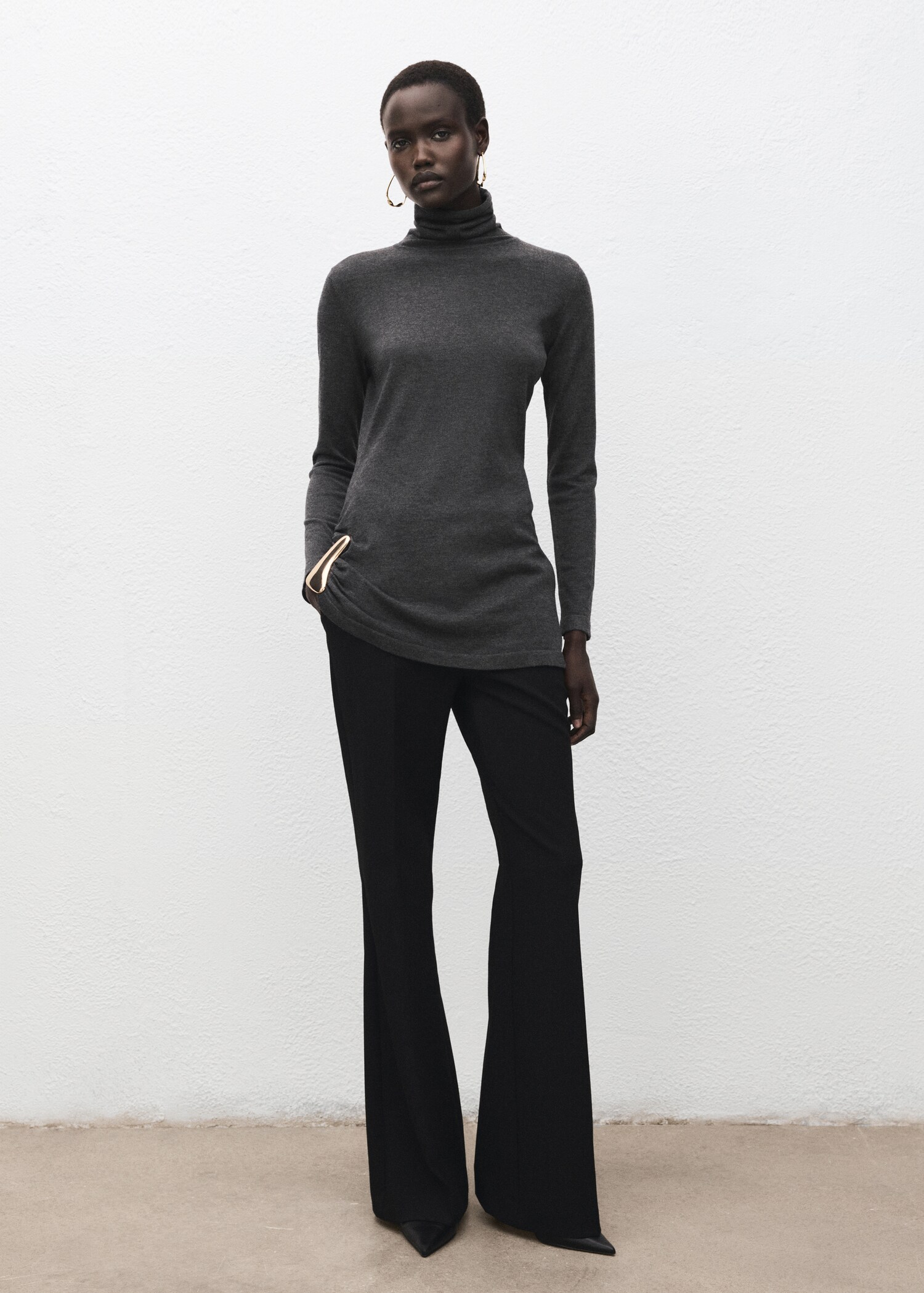 Turtleneck sweater with brooch - General plane