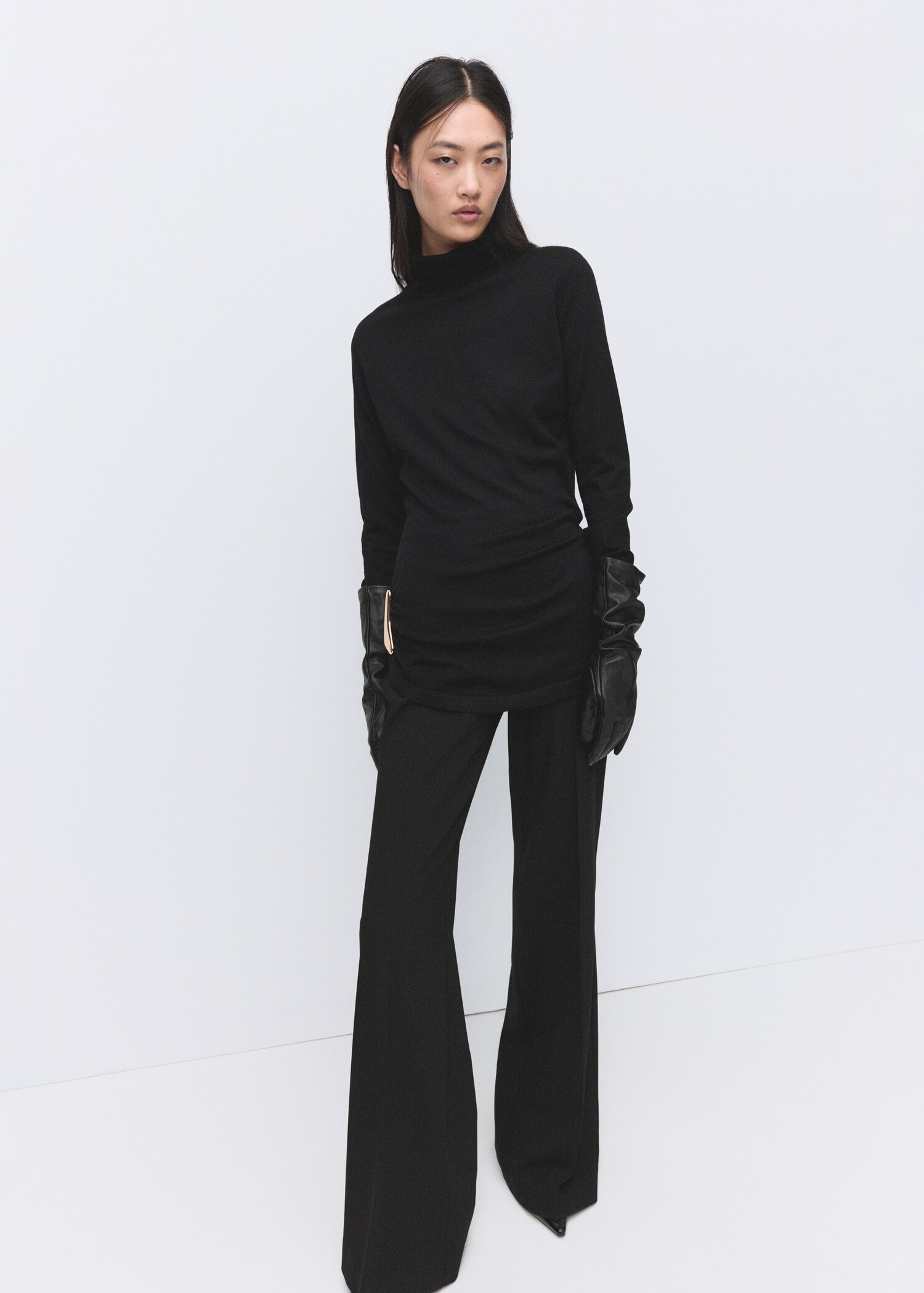 Turtleneck sweater with brooch - General plane