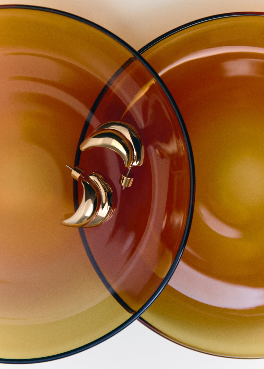 Kabartmalı yarım halka küpe - Kadın | MANGO Türkiye