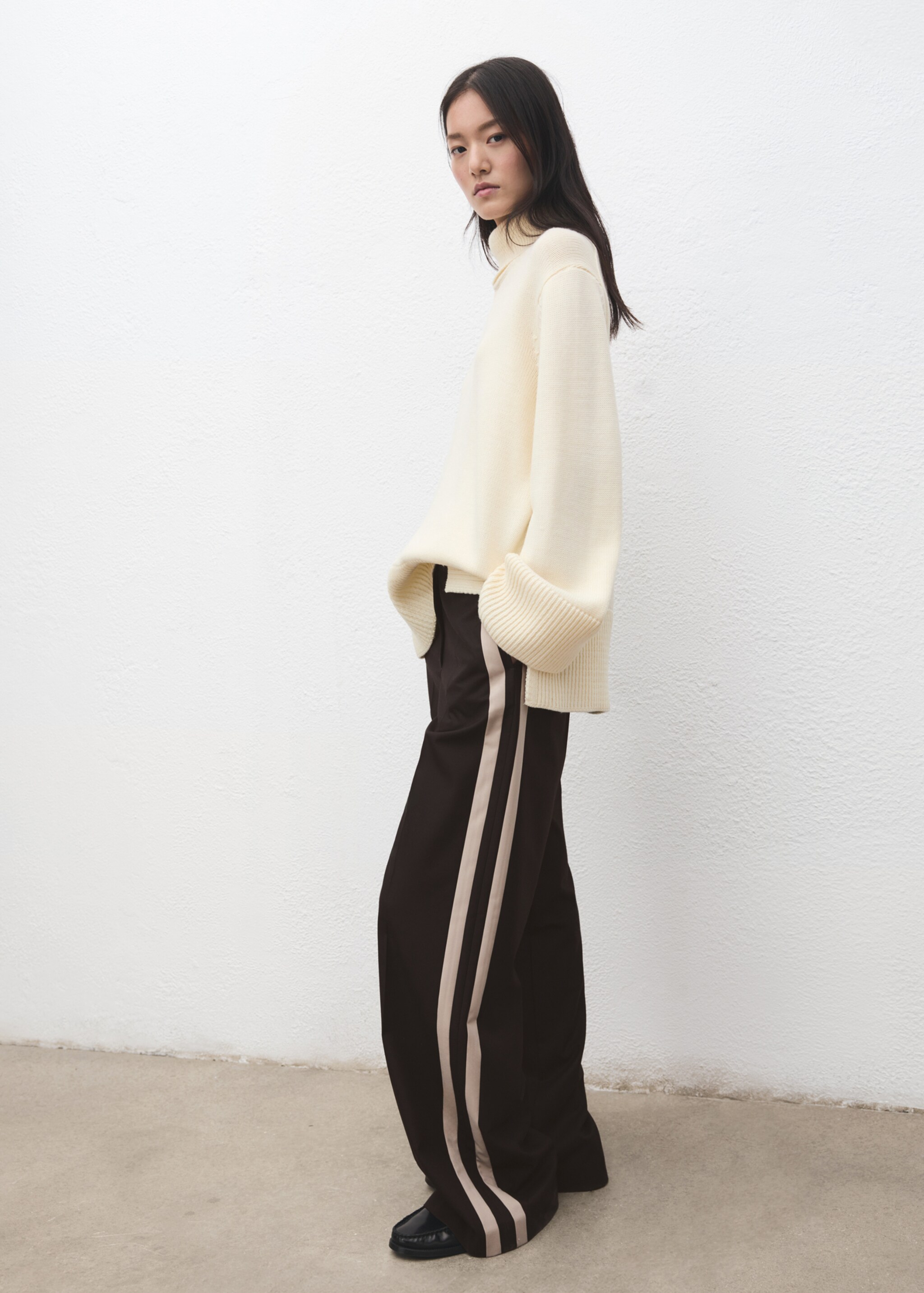 Wide-leg trousers with contrasting stripe - General plane, Chocolate. Ref: 27021296-00.