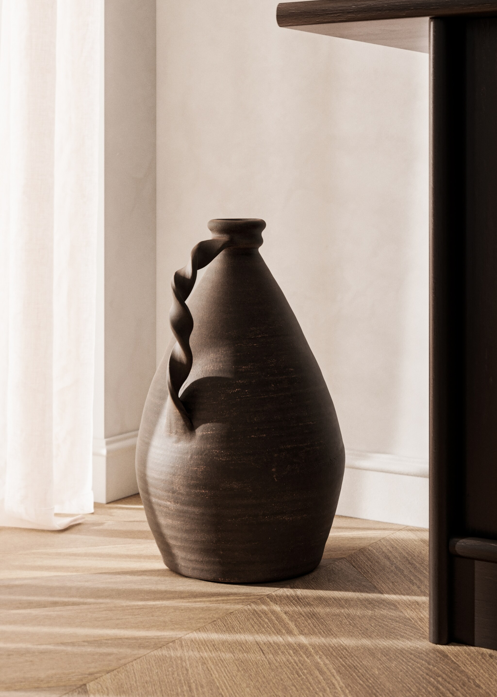 Terracotta vase with wavy handle - General plane, Brown. Ref: 27021522-00.