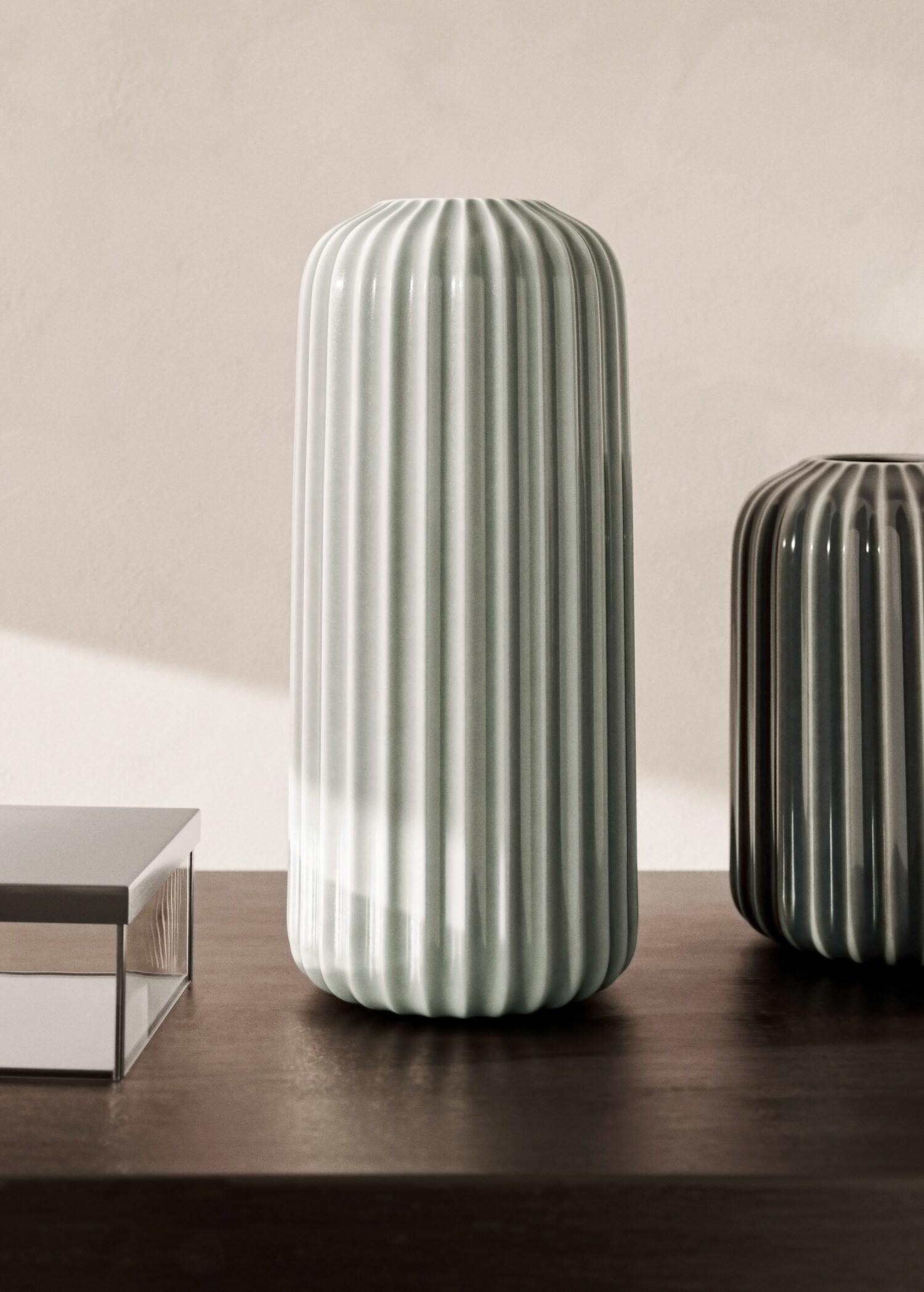 Hohe Steingutvase mit Linien - Allgemeine Ansicht