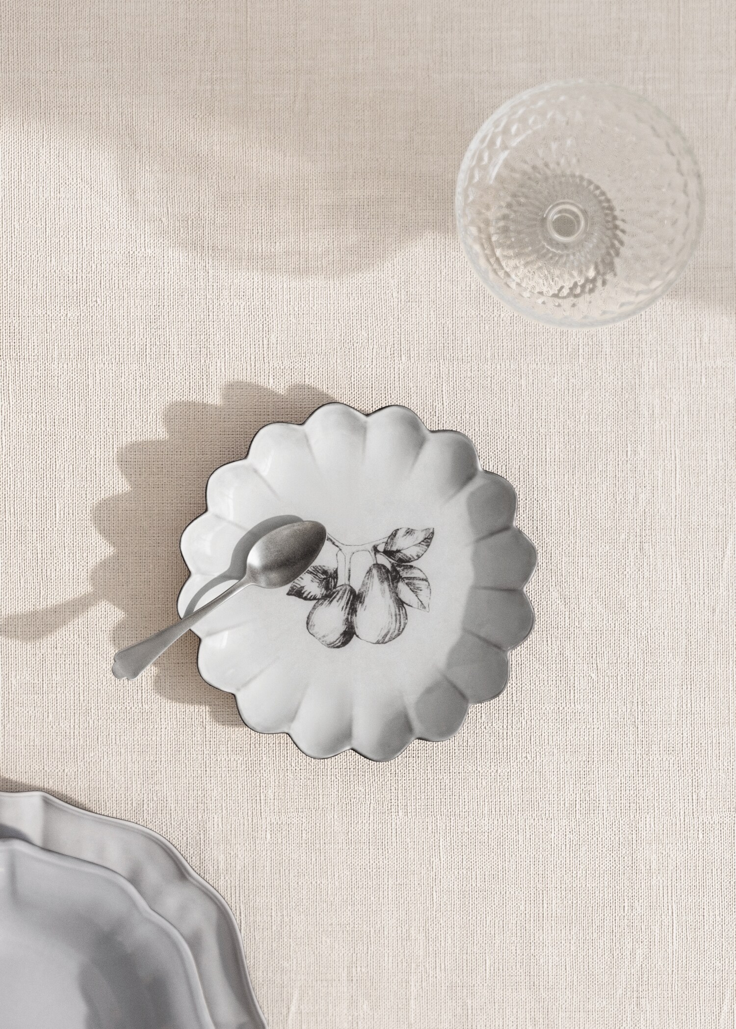 Stoneware dessert plate with scalloped shape - General plane