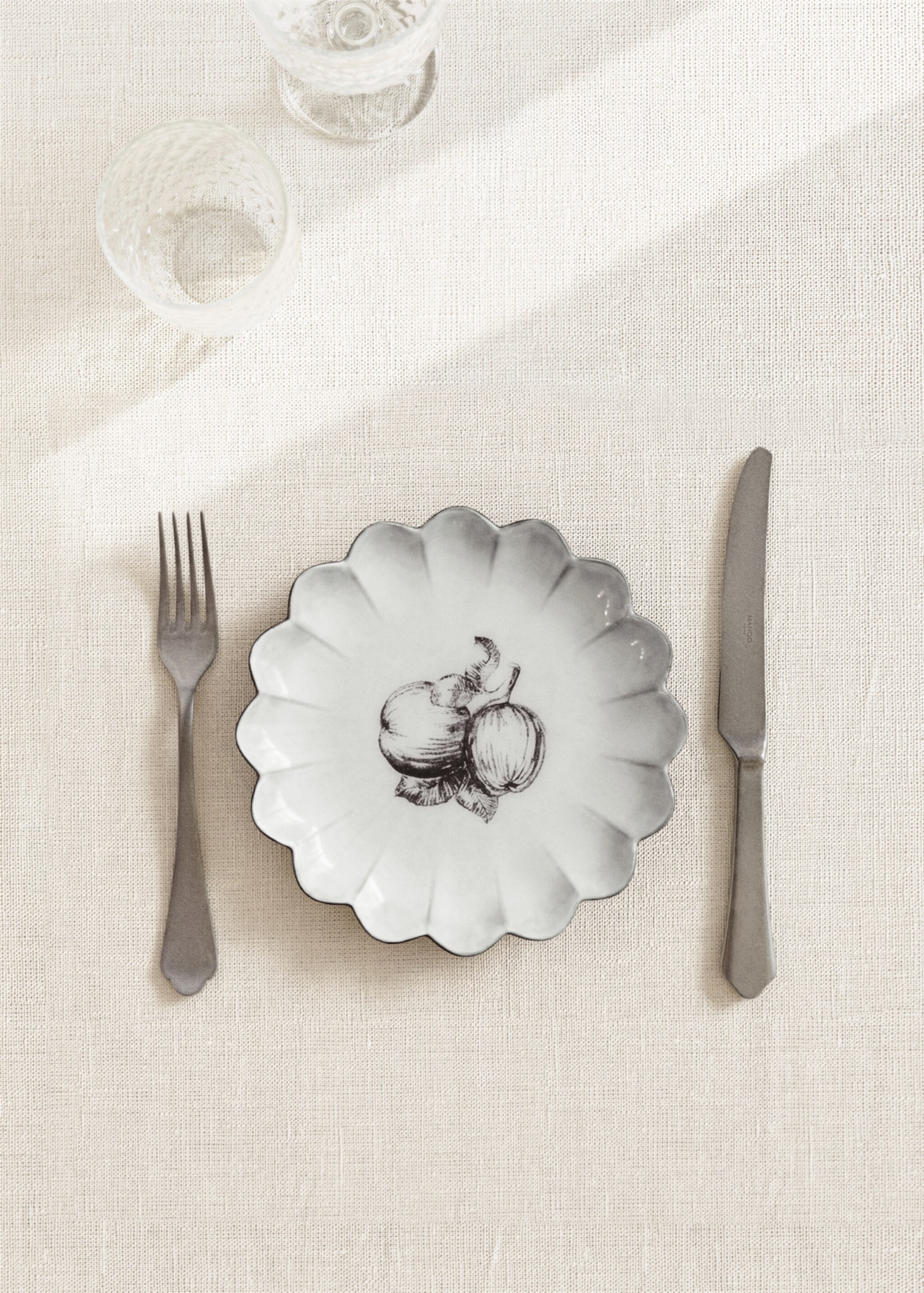 Dessertteller aus Steingut mit gewellter Form - Allgemeine Ansicht, Hellgrau/Pastellgrau. Ref: 27021526-00.