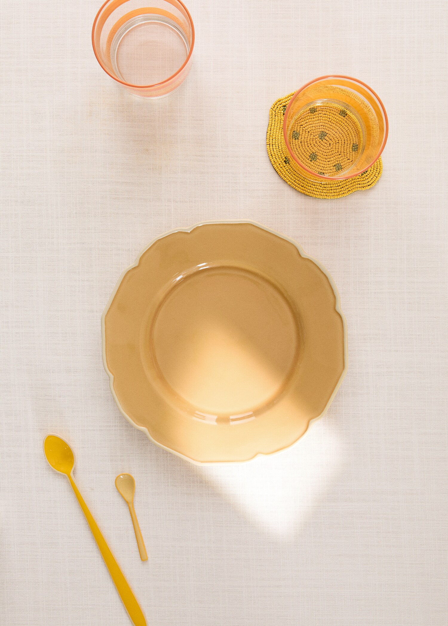 Stoneware dessert plate with wavy design - General plane