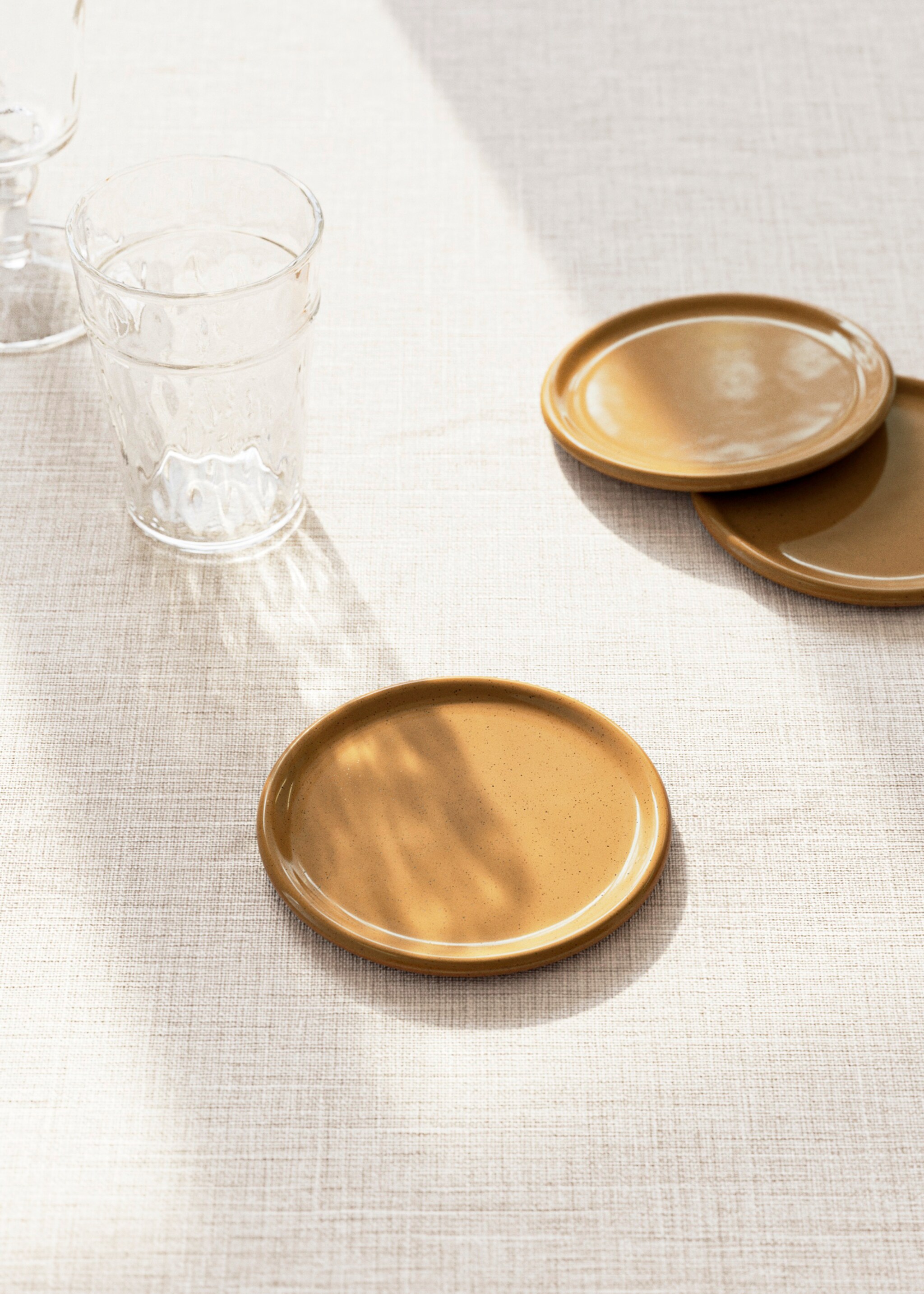 Underlägg i stengods med prickar - Allmän bild, Mellanbrun. Ref: 27021530-00.