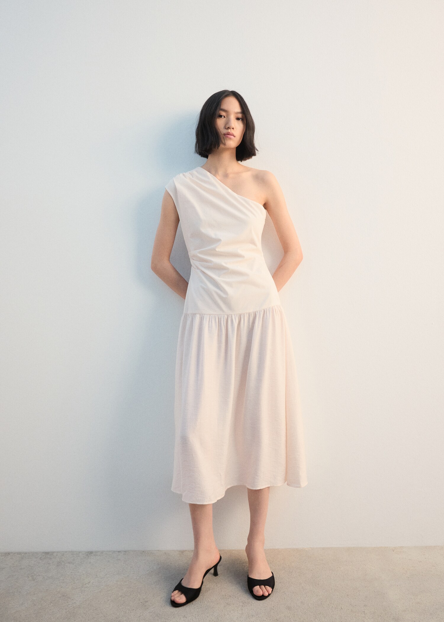 Asymmetrical pleated dress - General plane