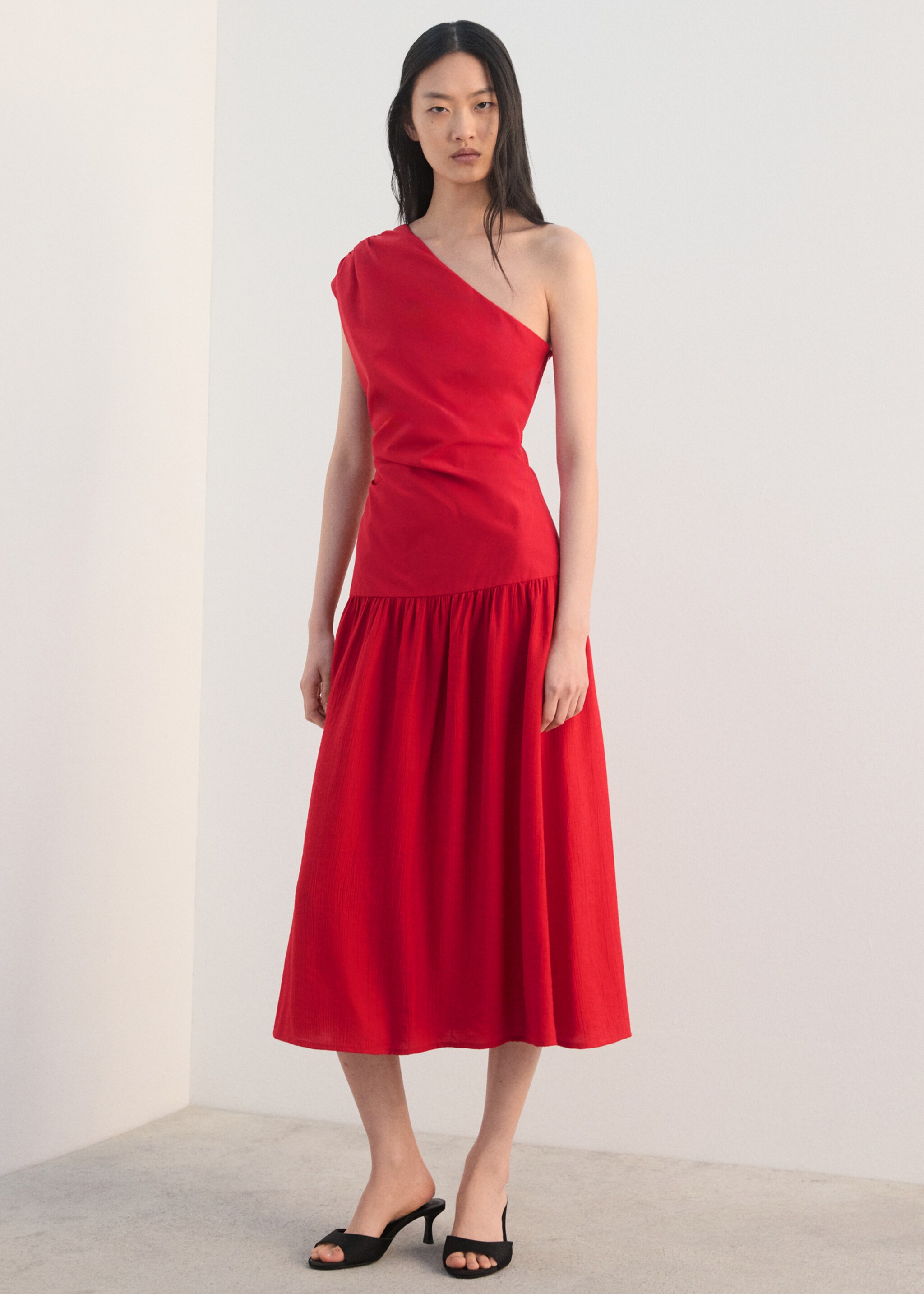 Asymmetrical pleated dress - General plane, Red. Ref: 27022547-00.