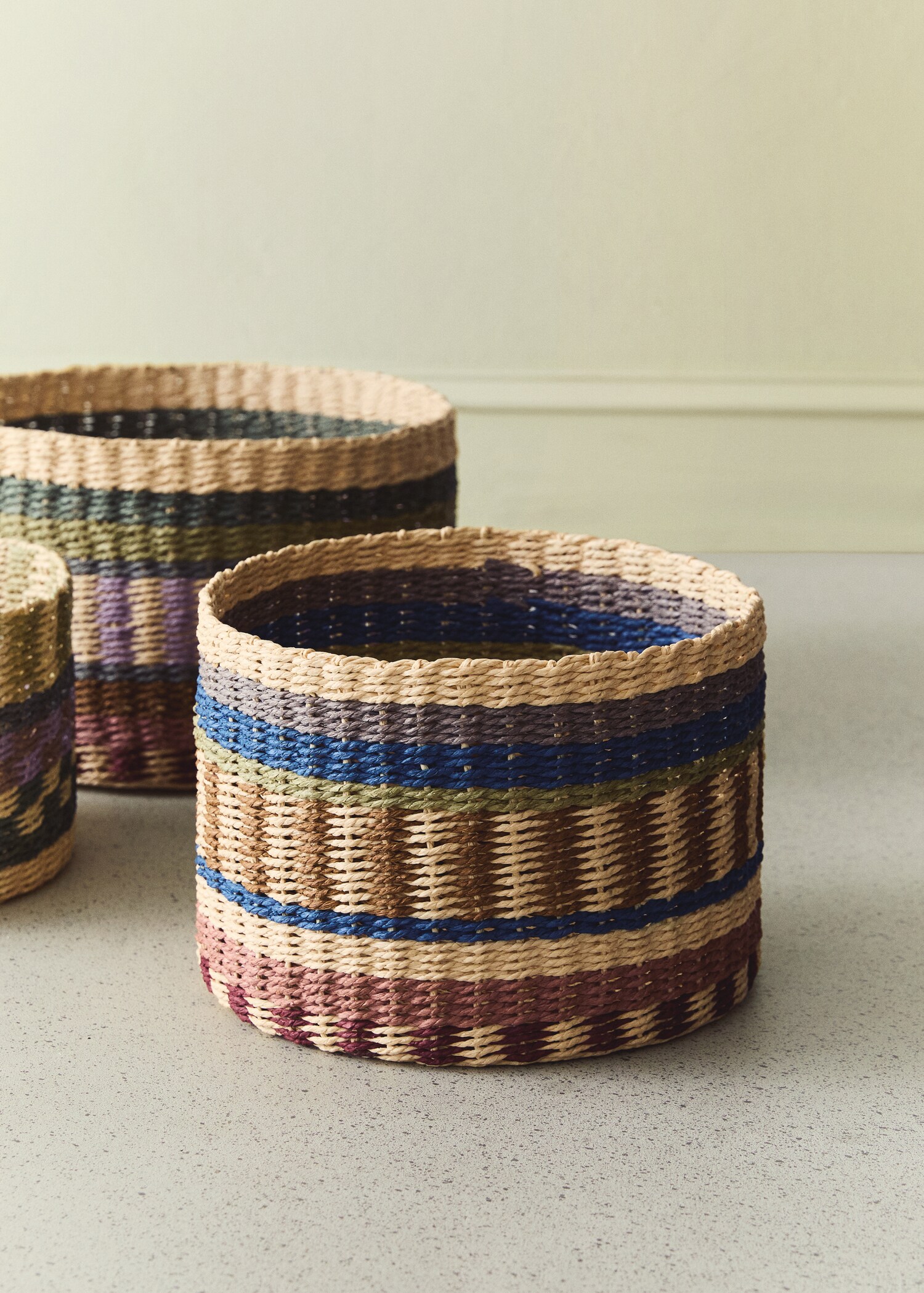 Medium multicoloured patterned circular basket - General plane