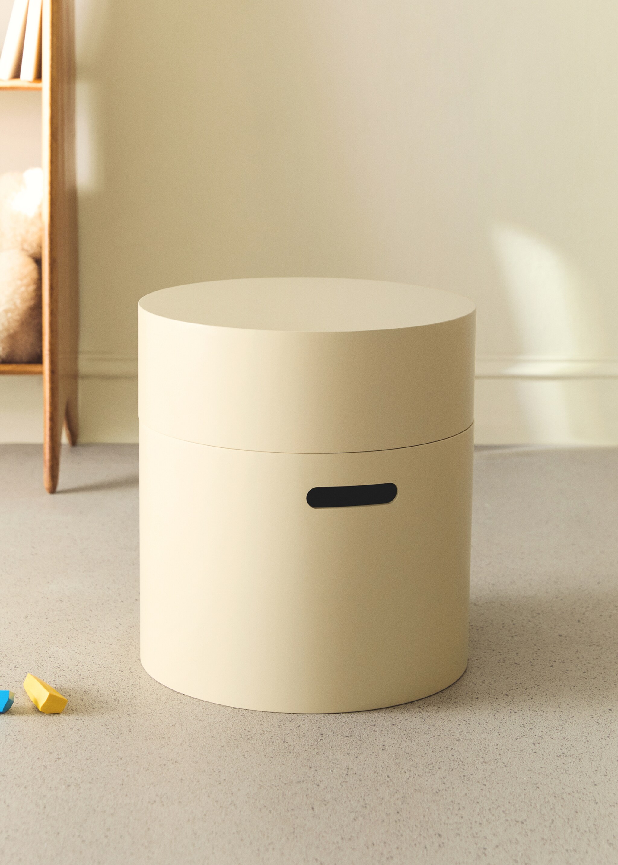 Wooden box with cylindrical lid and rectangular handle detail - General plane, Pastel Yellow. Ref: 27022901-00.