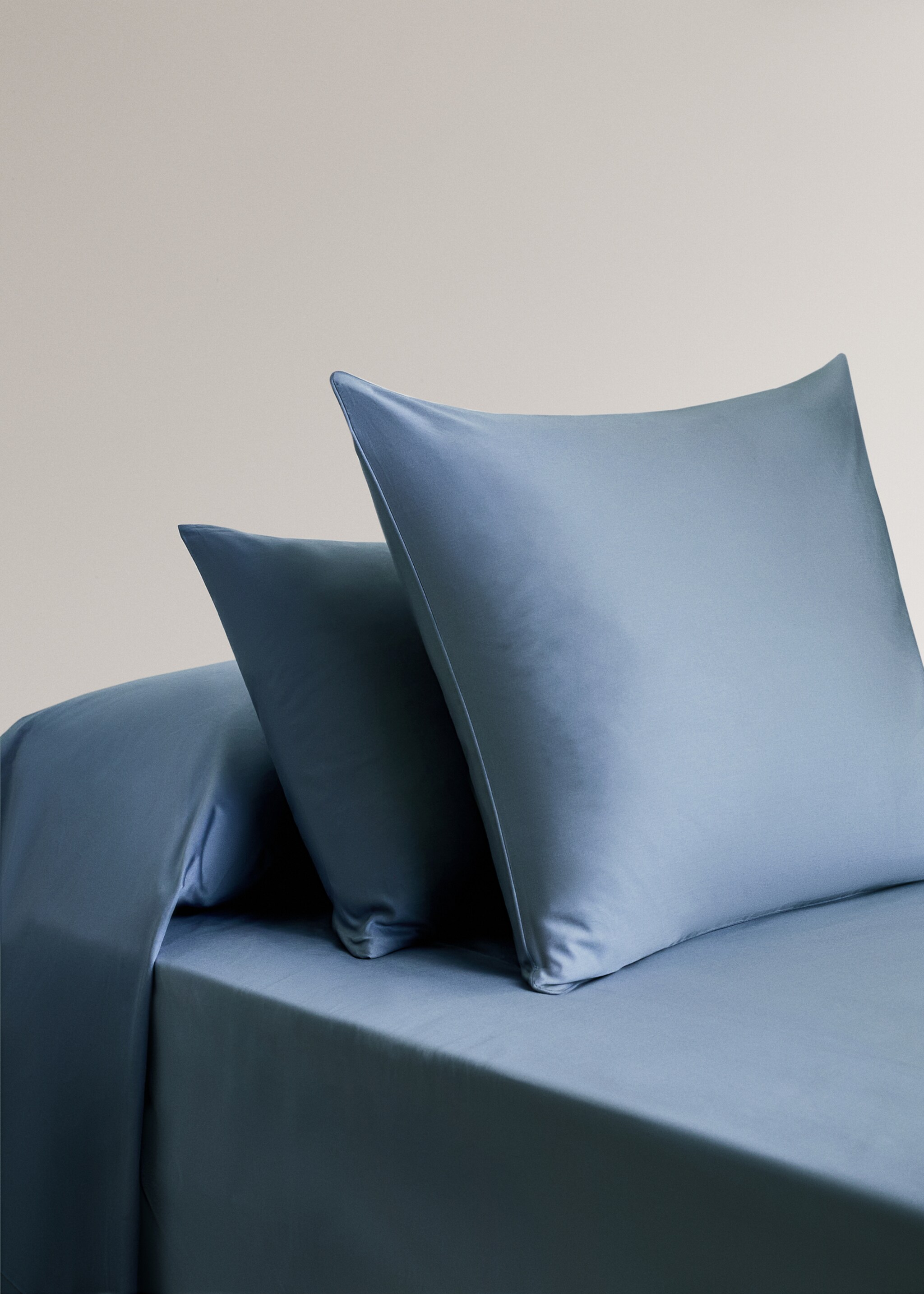 Two 600-thread count cotton satin pillowcases 60x60 cm - General plane, Blue. Ref: 27022910-00.