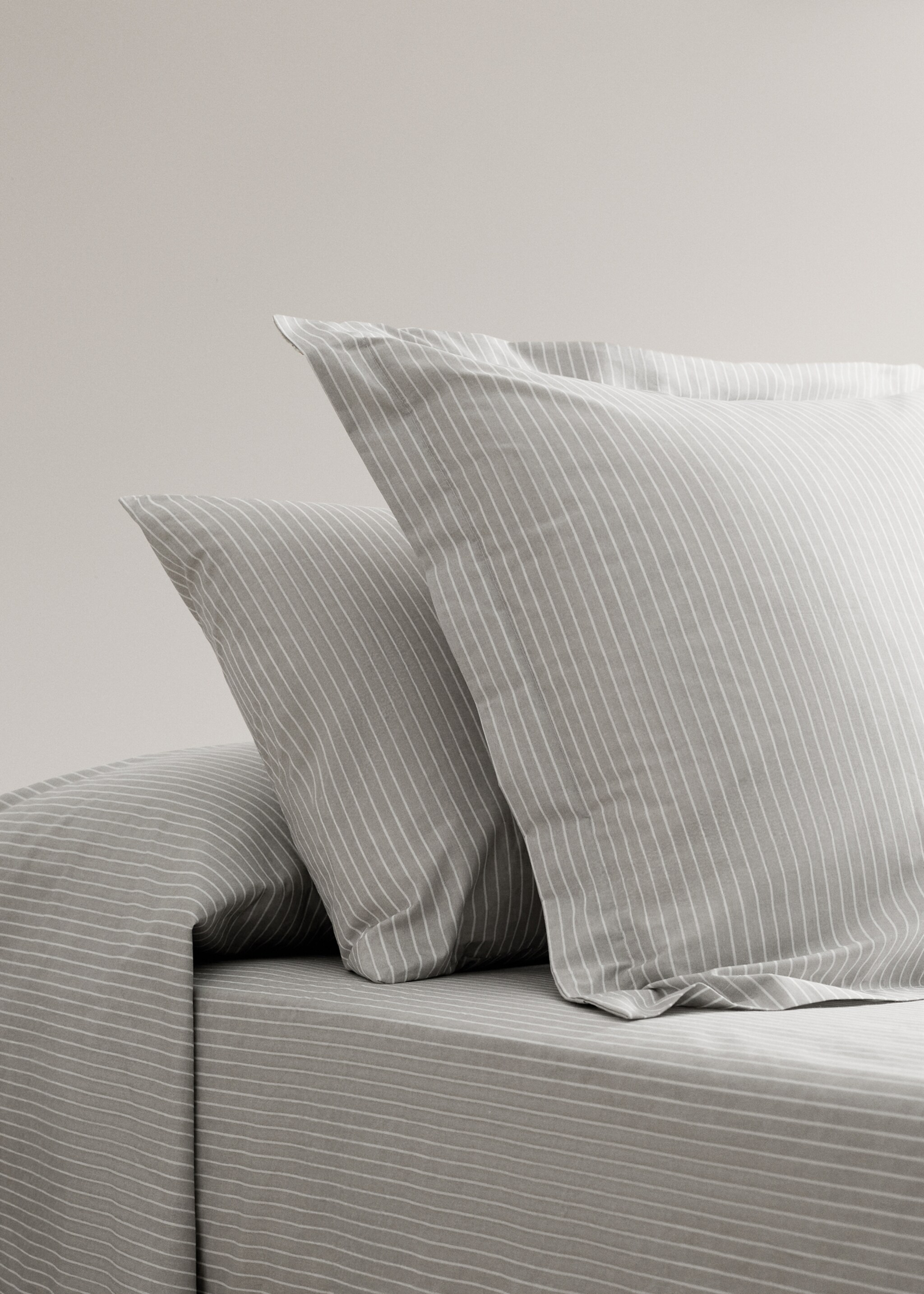 Наволочка бавовняна з перкалю в смужку 45х110см - Загальний план, Світло-сірий/пастельний. Ref: 27022937-00.