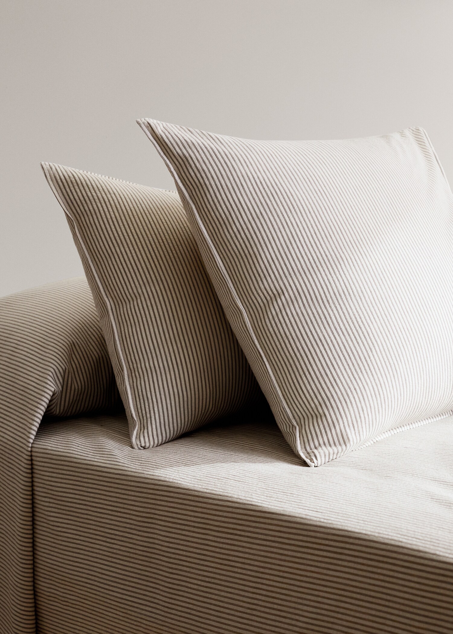 Two seersucker cotton pillowcases with fine stripes 60x60 cm - General plane