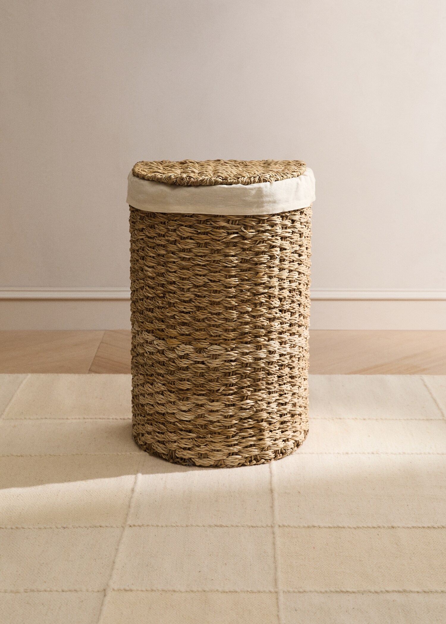 Half-moon woven interior basket - General plane