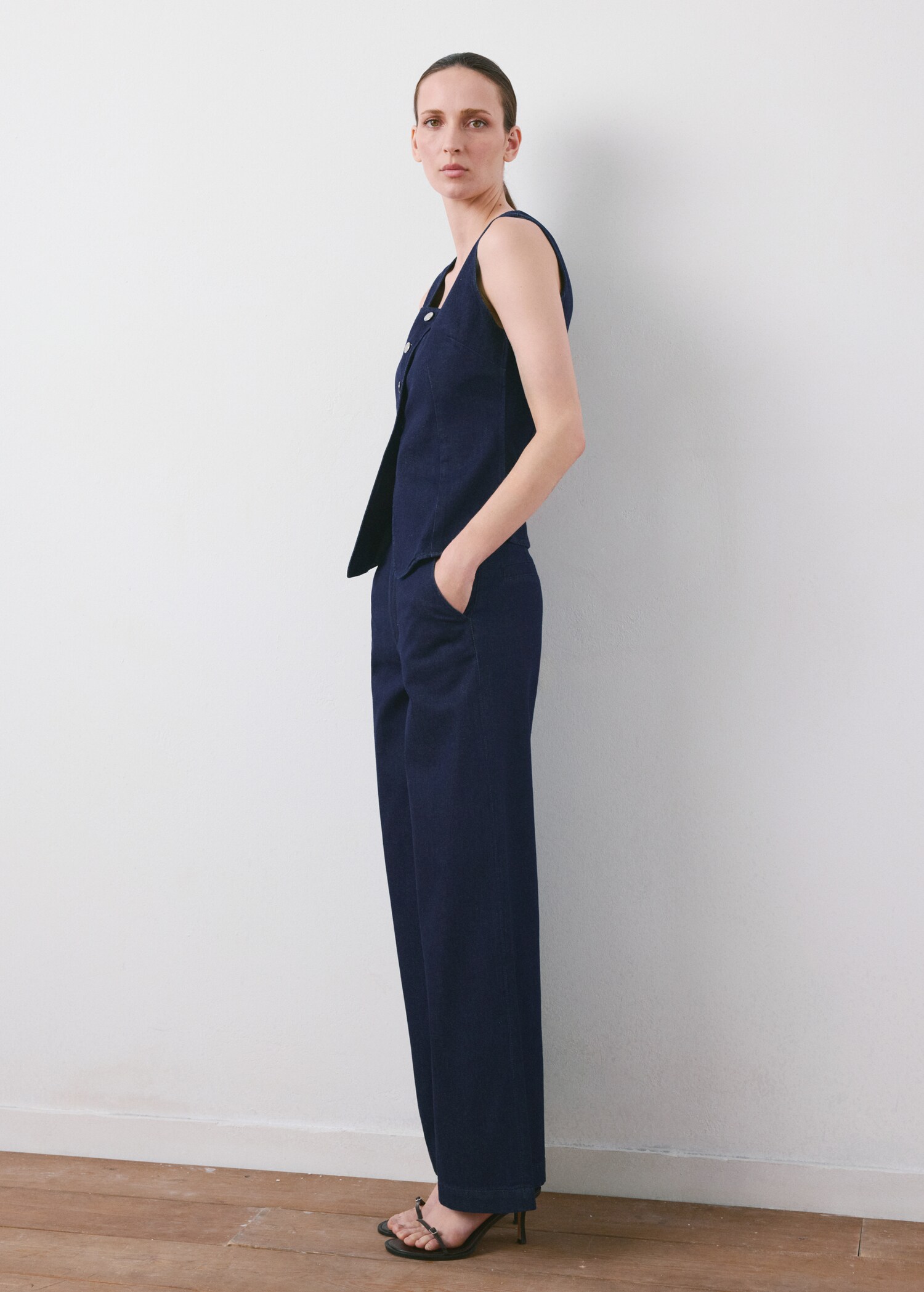 Wide leg mid-rise jeans - General plane