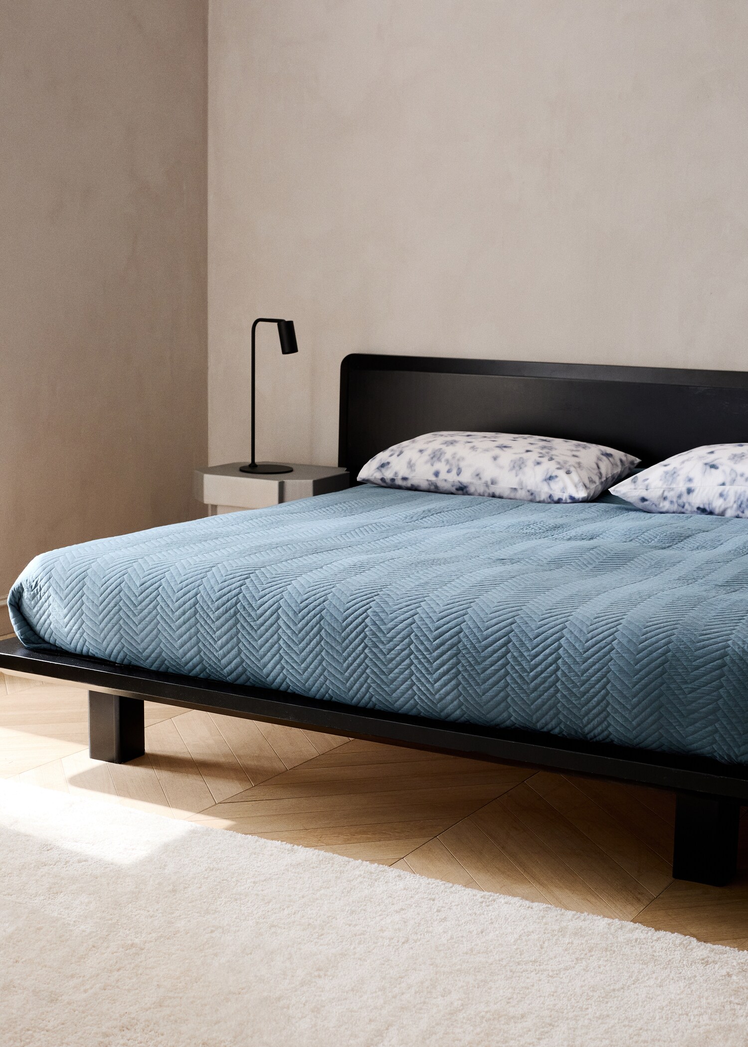 Soft-touch microfibre bedspread with herringbone print for 90 cm bed - General plane