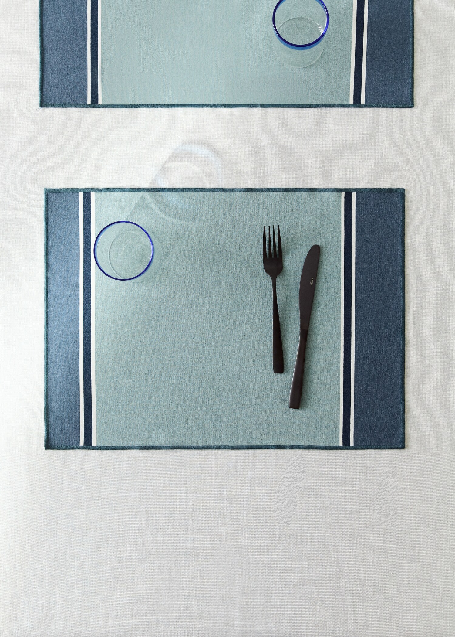 Resin-coated striped table mats - General plane