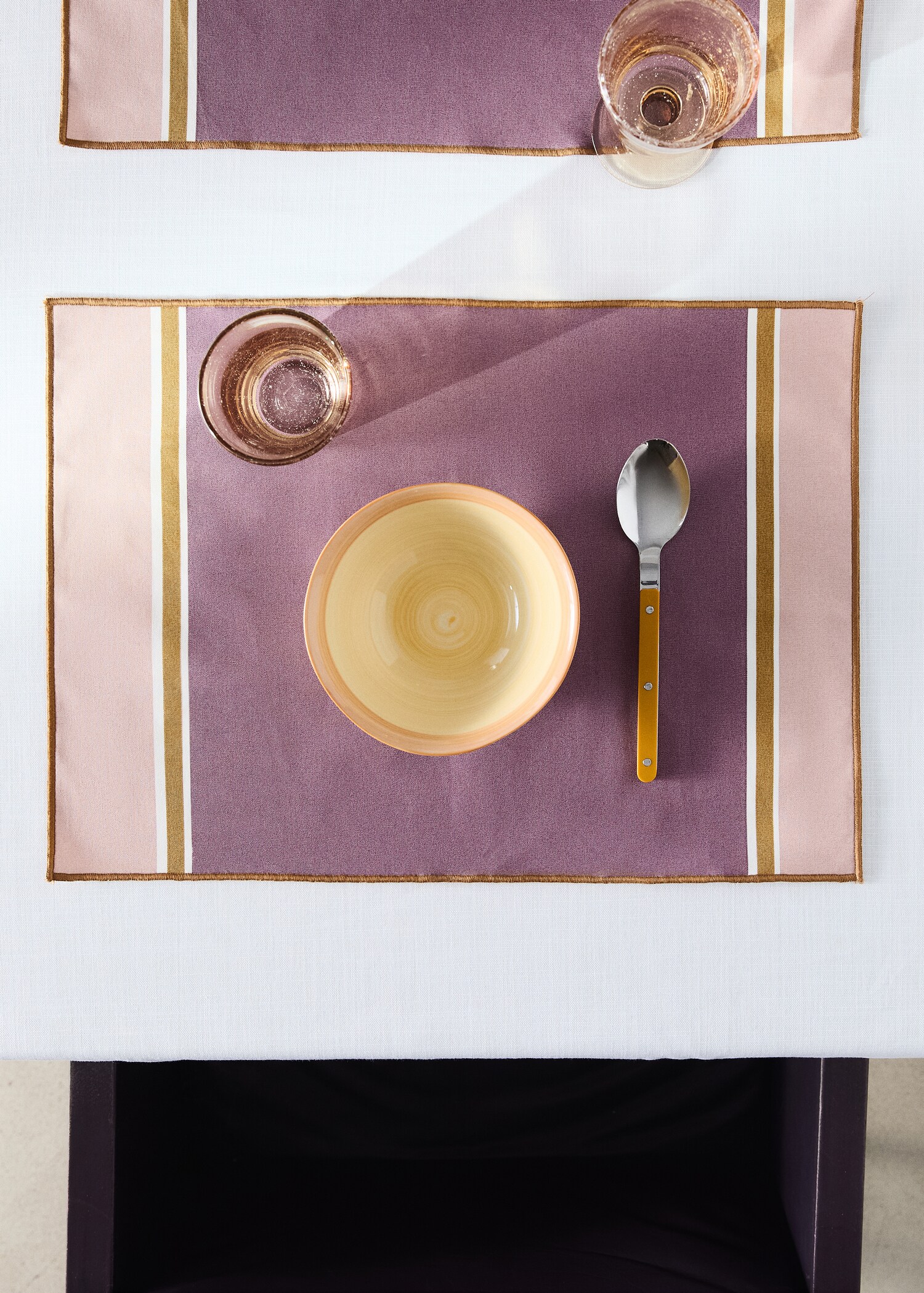 Resin-coated striped table mats - General plane