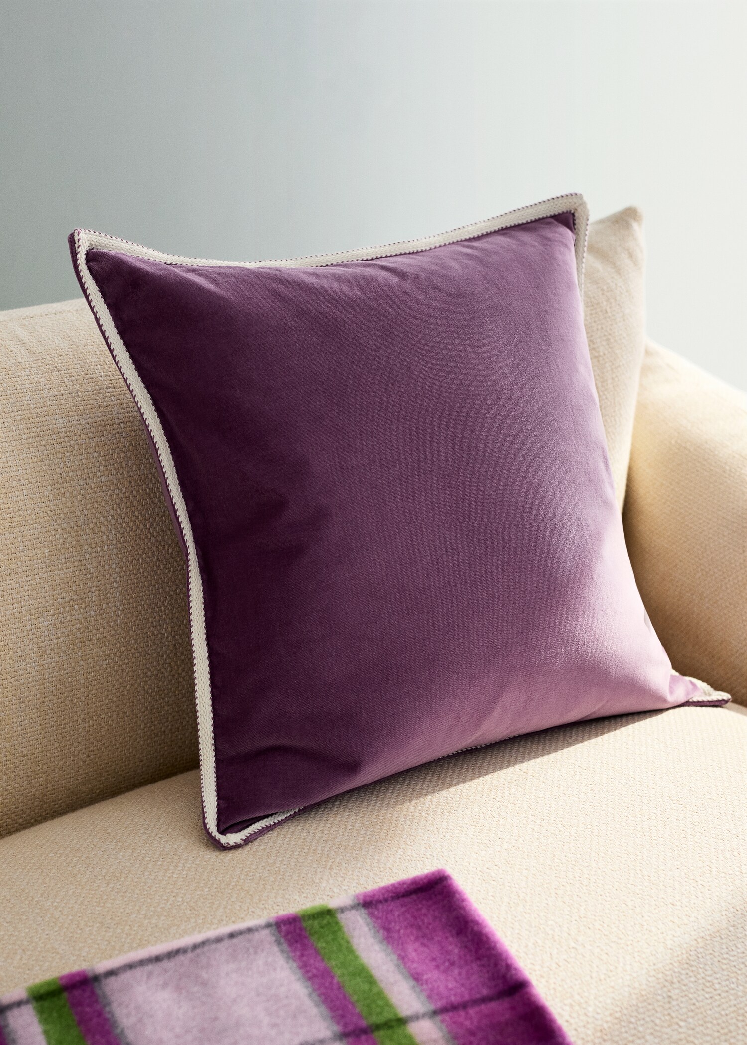 Velvet cushion cover with tape detail 50x50 cm - General plane