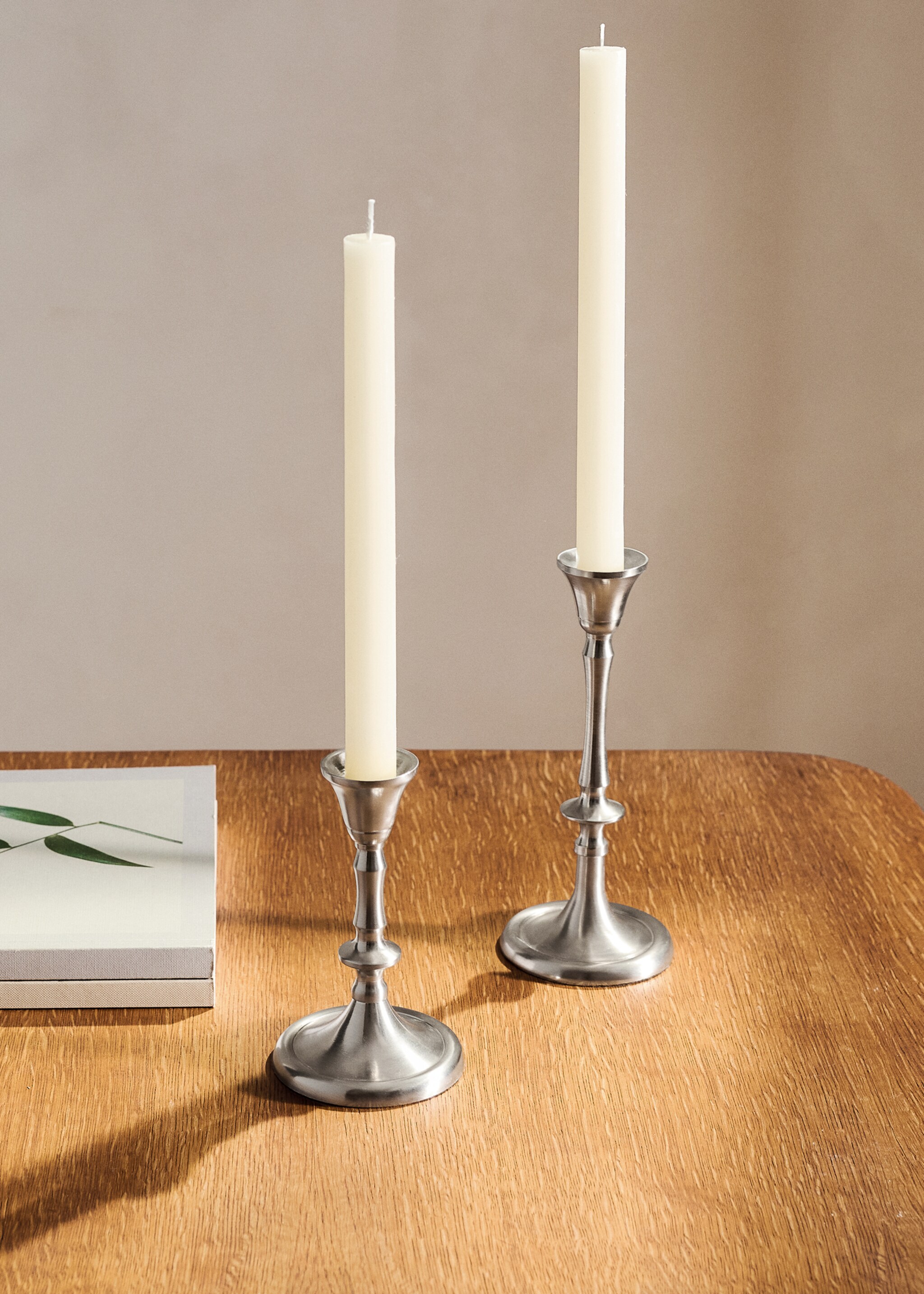 Wysoki metalowy świecznik - Plan ogólny, Srebrny. Ref: 27023309-00.