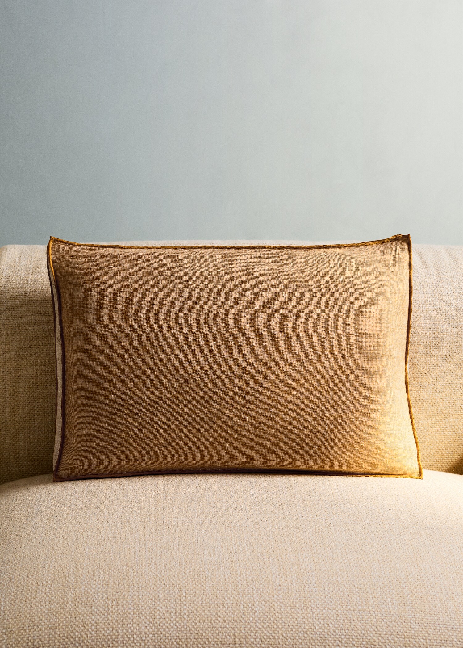 Linen cushion cover with overlock detail 40x60 cm - General plane