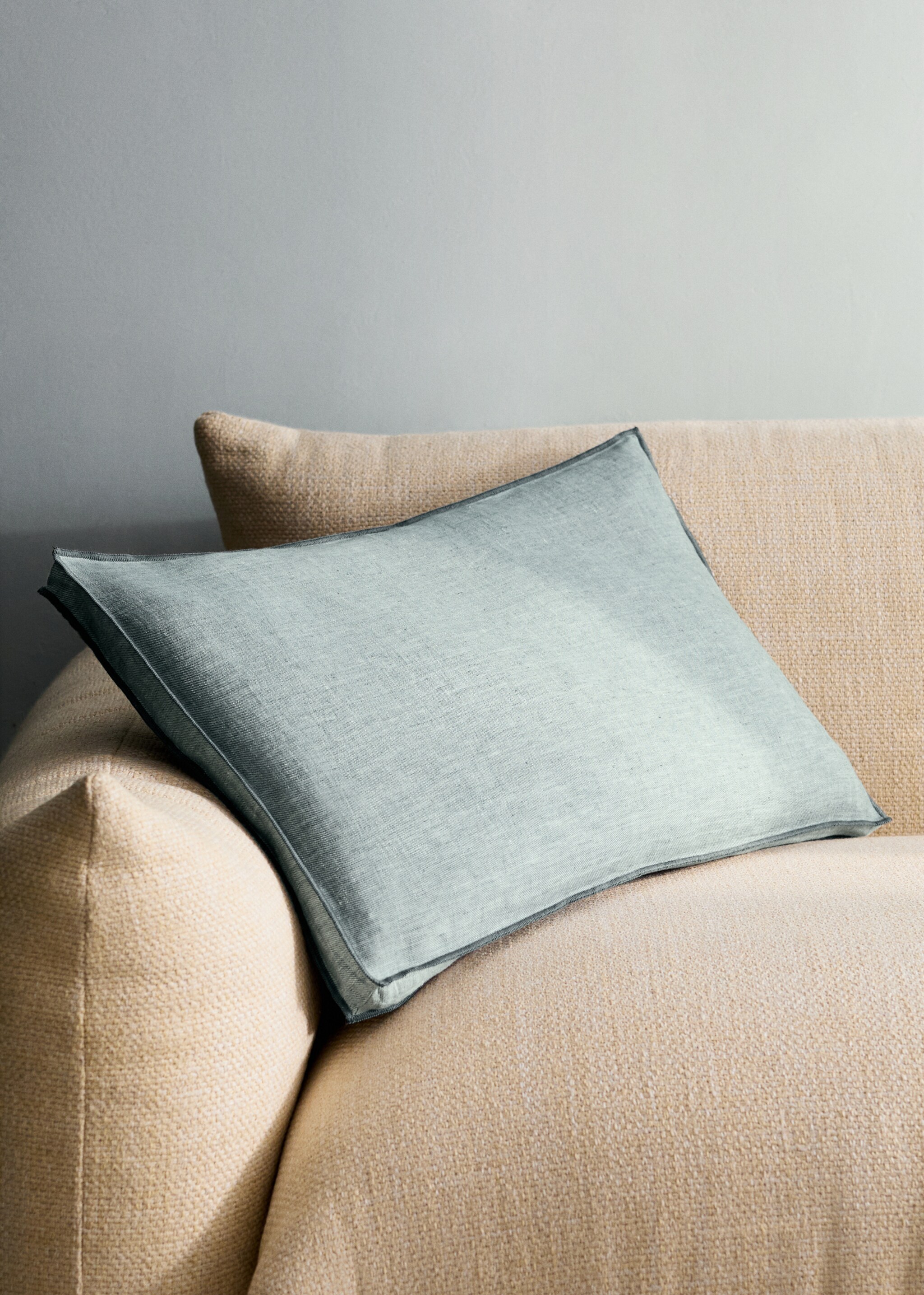 Linen cushion cover with overlock detail 40x60 cm - General plane, Aqua Green. Ref: 27023319-00.