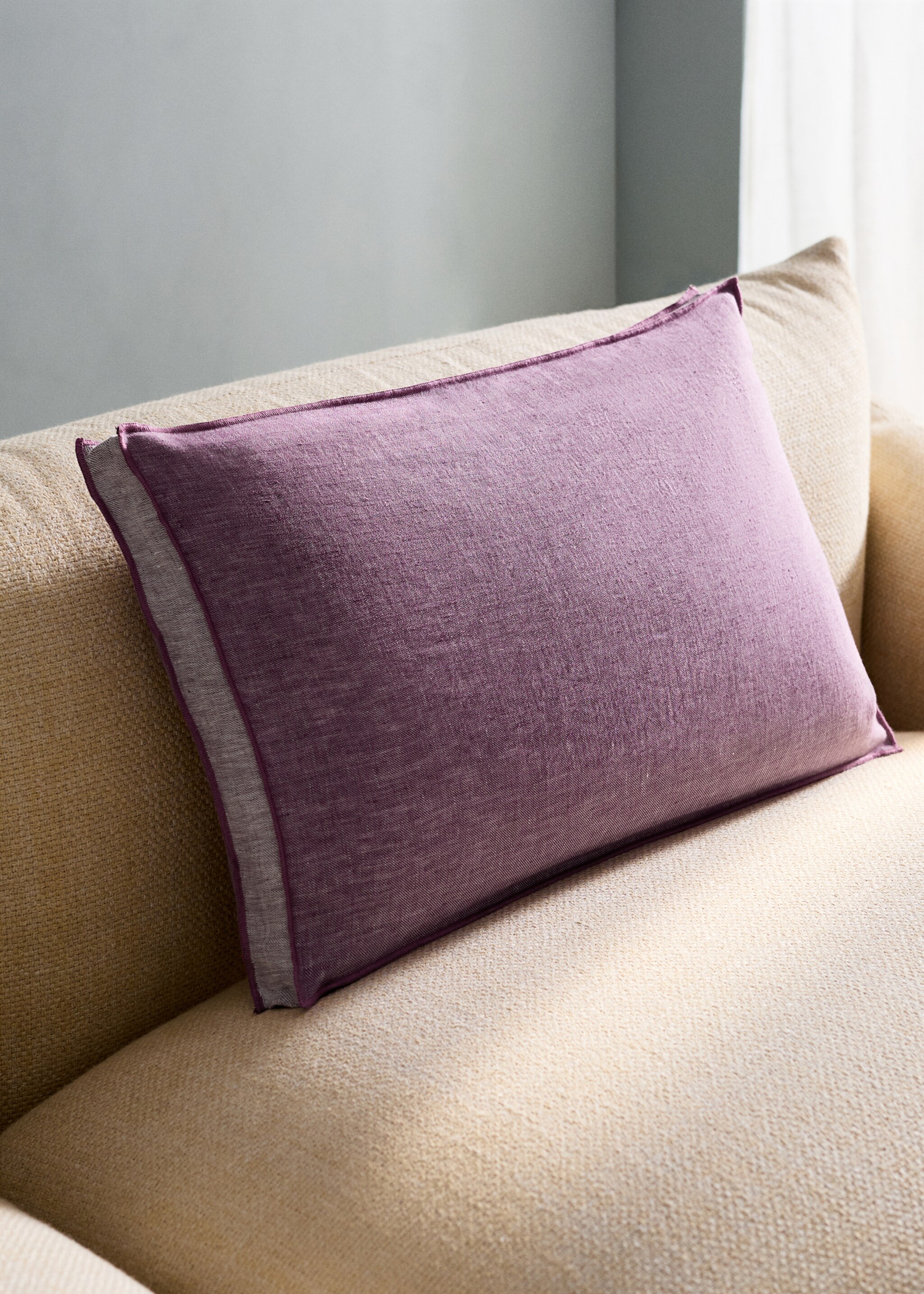 Housse de coussin en lin avec détail overlock 40x60 cm - Plan général, Violet. Ref: 27023319-00.