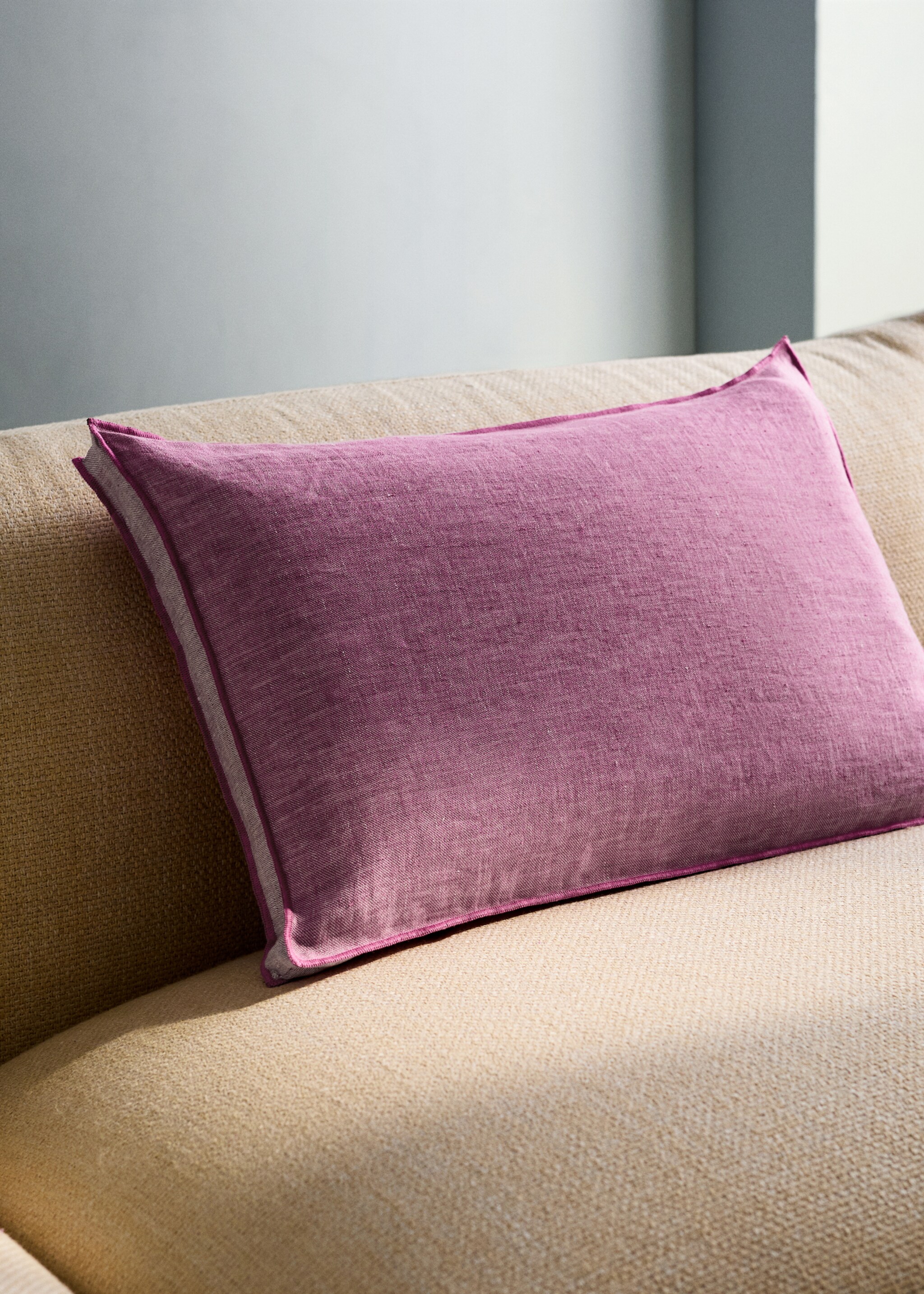 Linen cushion cover with overlock detail 40x60 cm - General plane, Pink. Ref: 27023319-00.