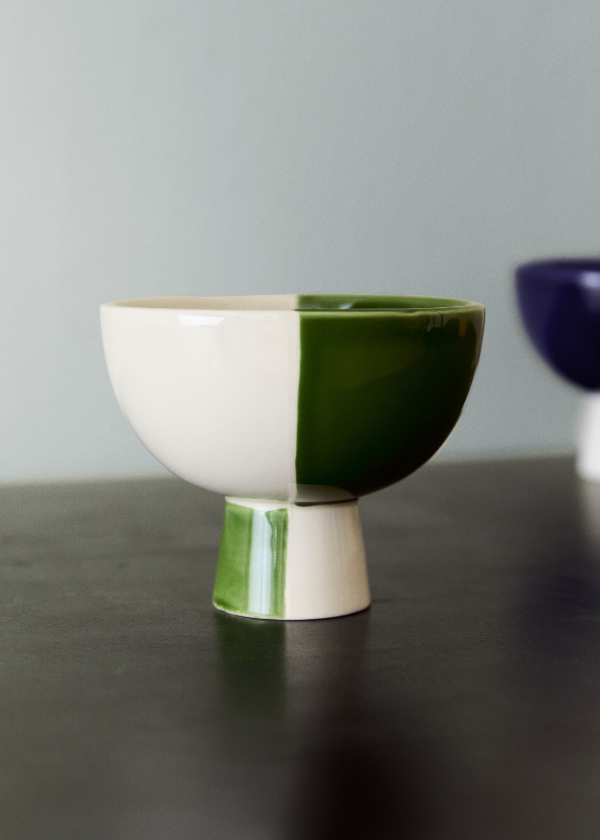 Small two-tone ceramic pedestal bowl - General plane, Green. Ref: 27023346-00.