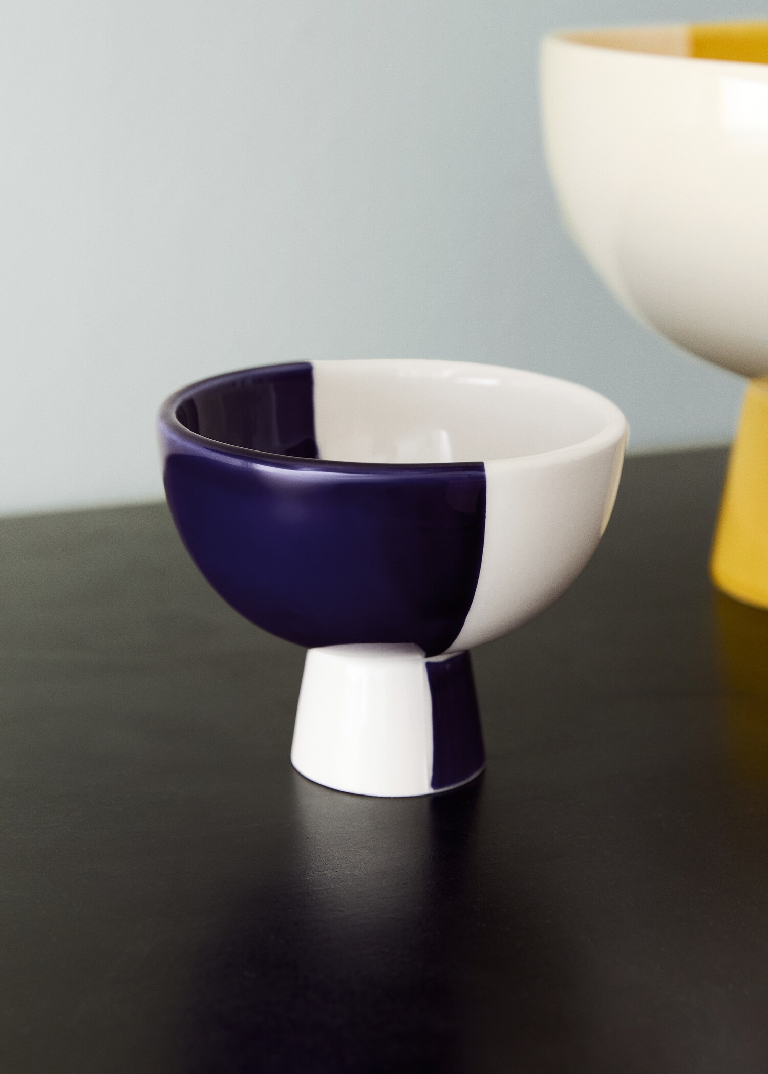 Small two-tone ceramic pedestal bowl - General plane