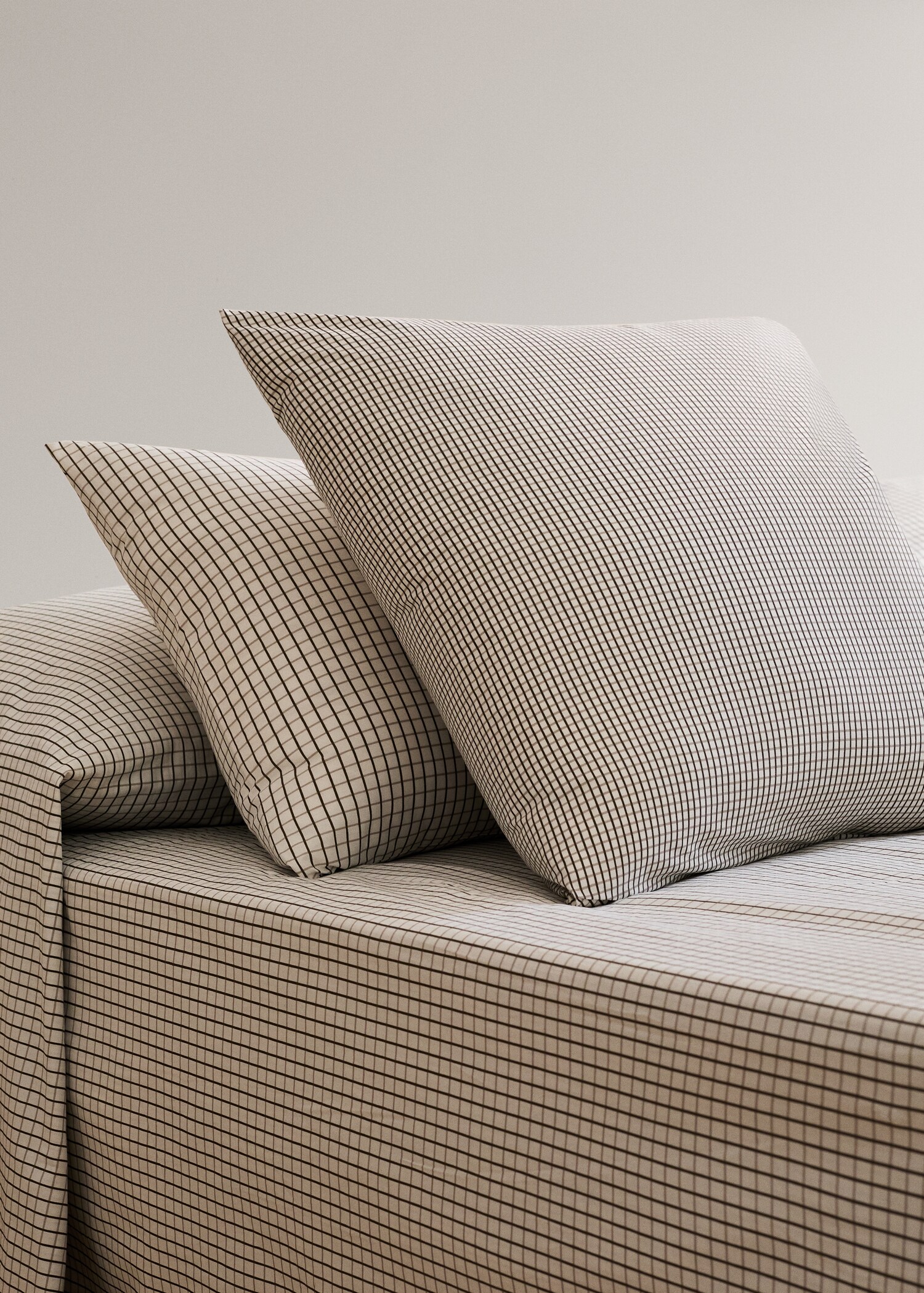 Zwei wendbare Kissenbezüge aus Baumwoll-Perkal mit Mini-Karomuster, 60 x 60 cm - Allgemeine Ansicht