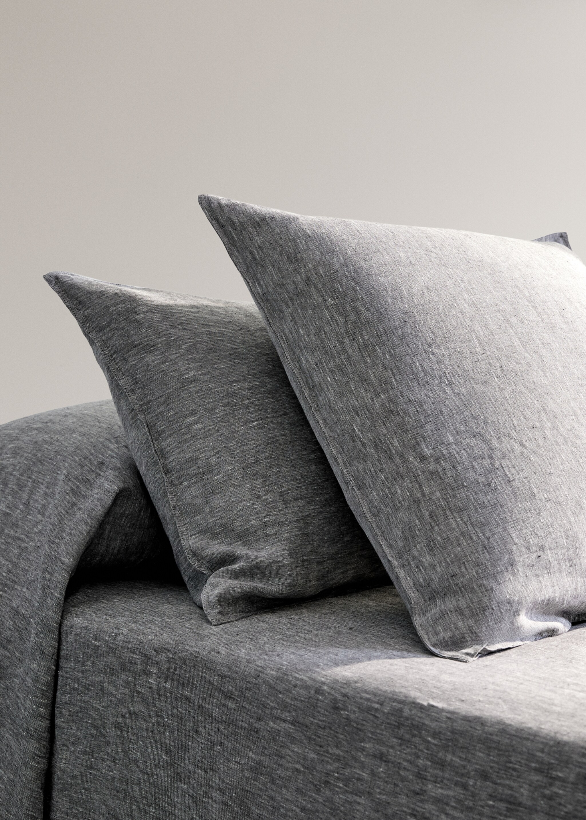 Linen yarn-dyed pillow cover 60x60 cm - General plane, Dark Heather Grey. Ref: 27023738-00.
