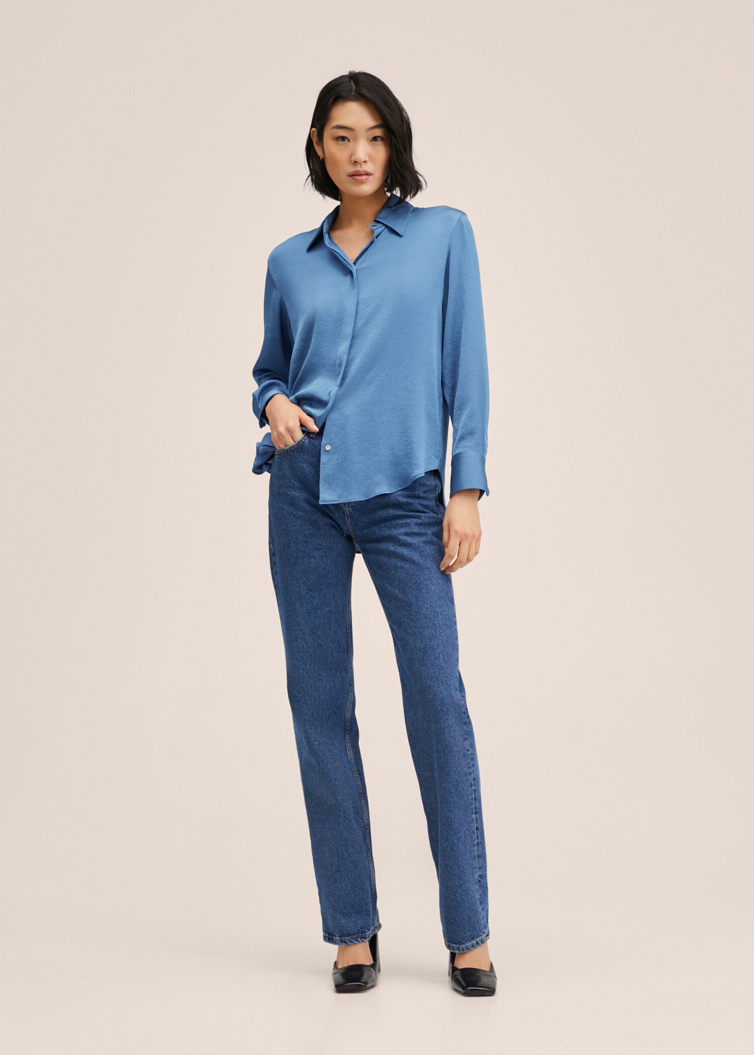 Camisa fluida satinada - Plano general