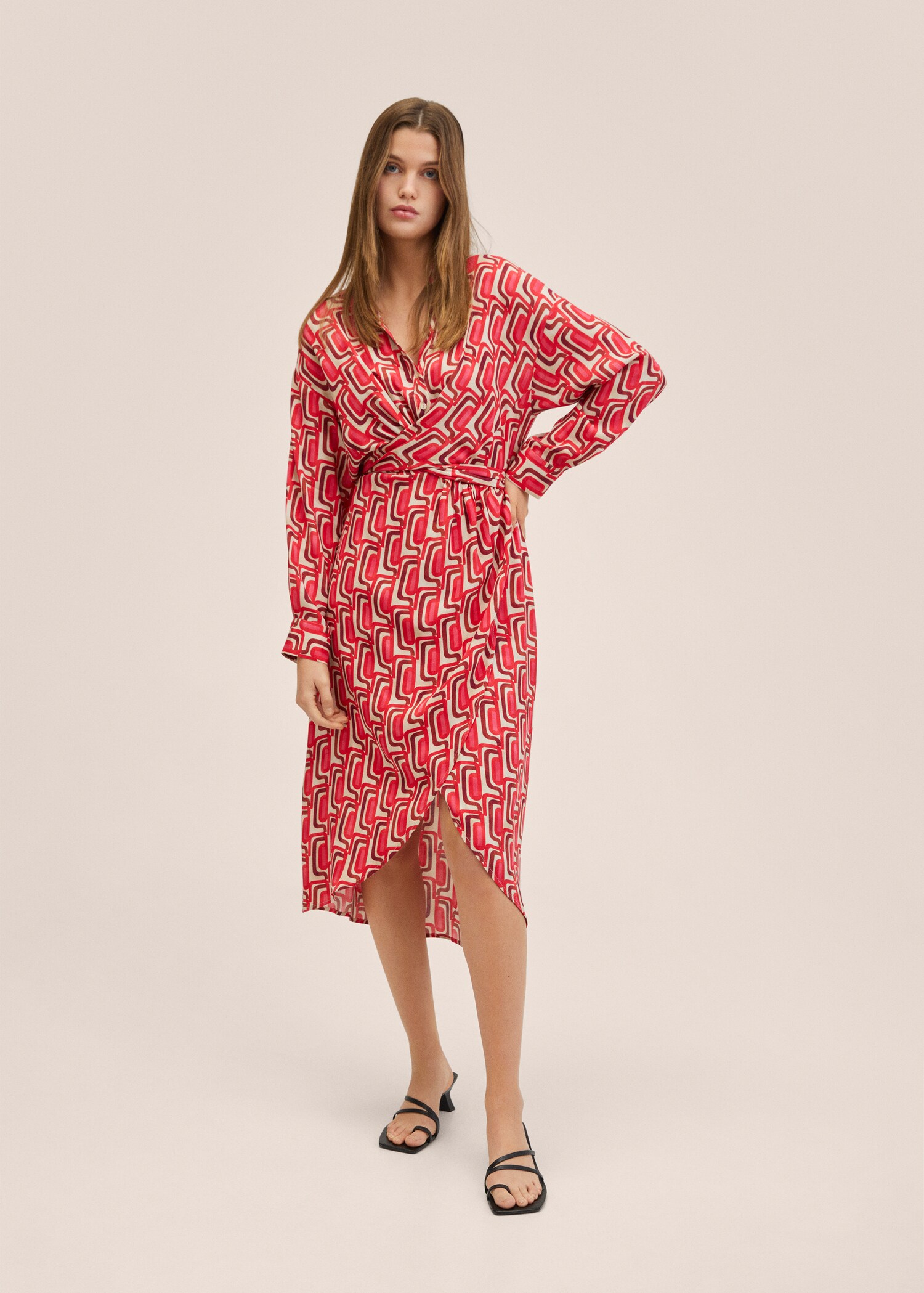 Vestido com estampado de correntes - Plano geral