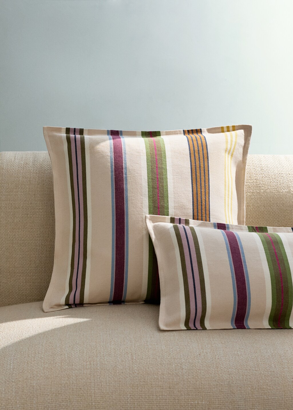 Housse de coussin coton à rayures multiples avec languette 50x50 cm - Home | MANGO France métropolitaine