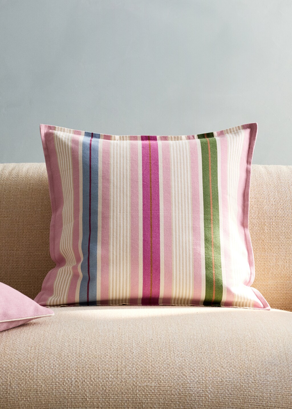 Housse de coussin coton à rayures multiples avec languette 50x50 cm - Home | MANGO France métropolitaine