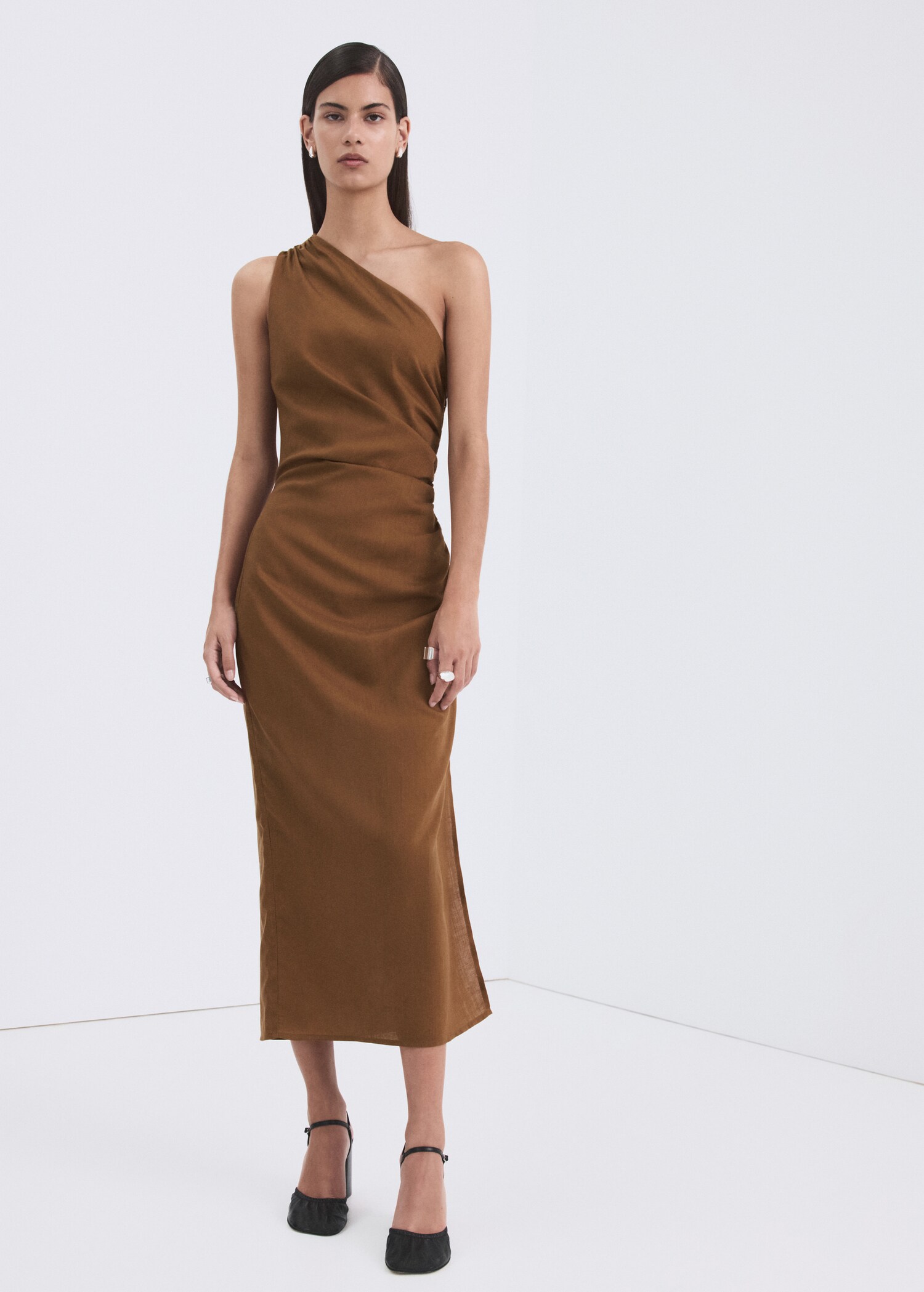 Asymmetrical dress with side slit - General plane