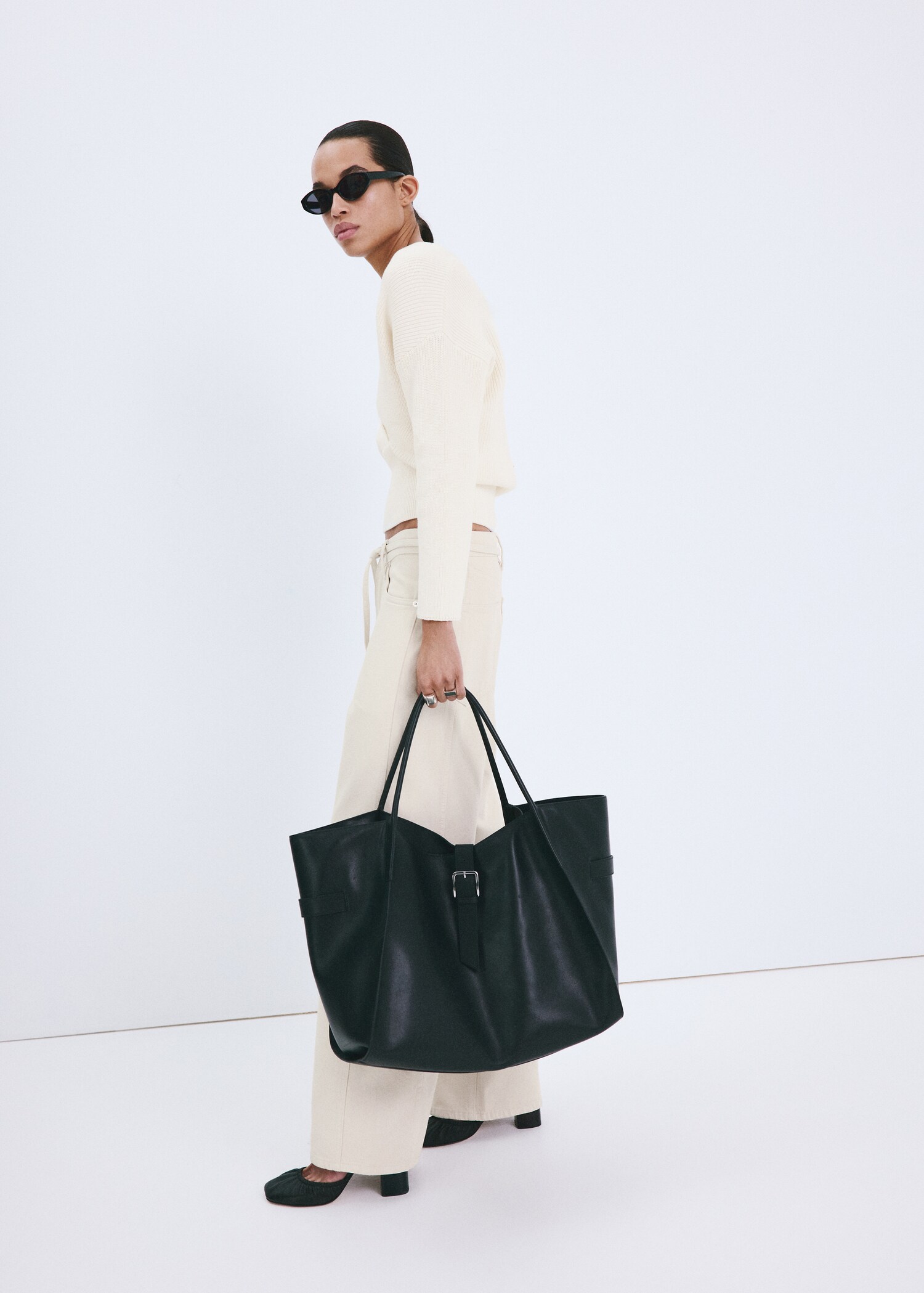 V-neck ribbed knit sweater - General plane