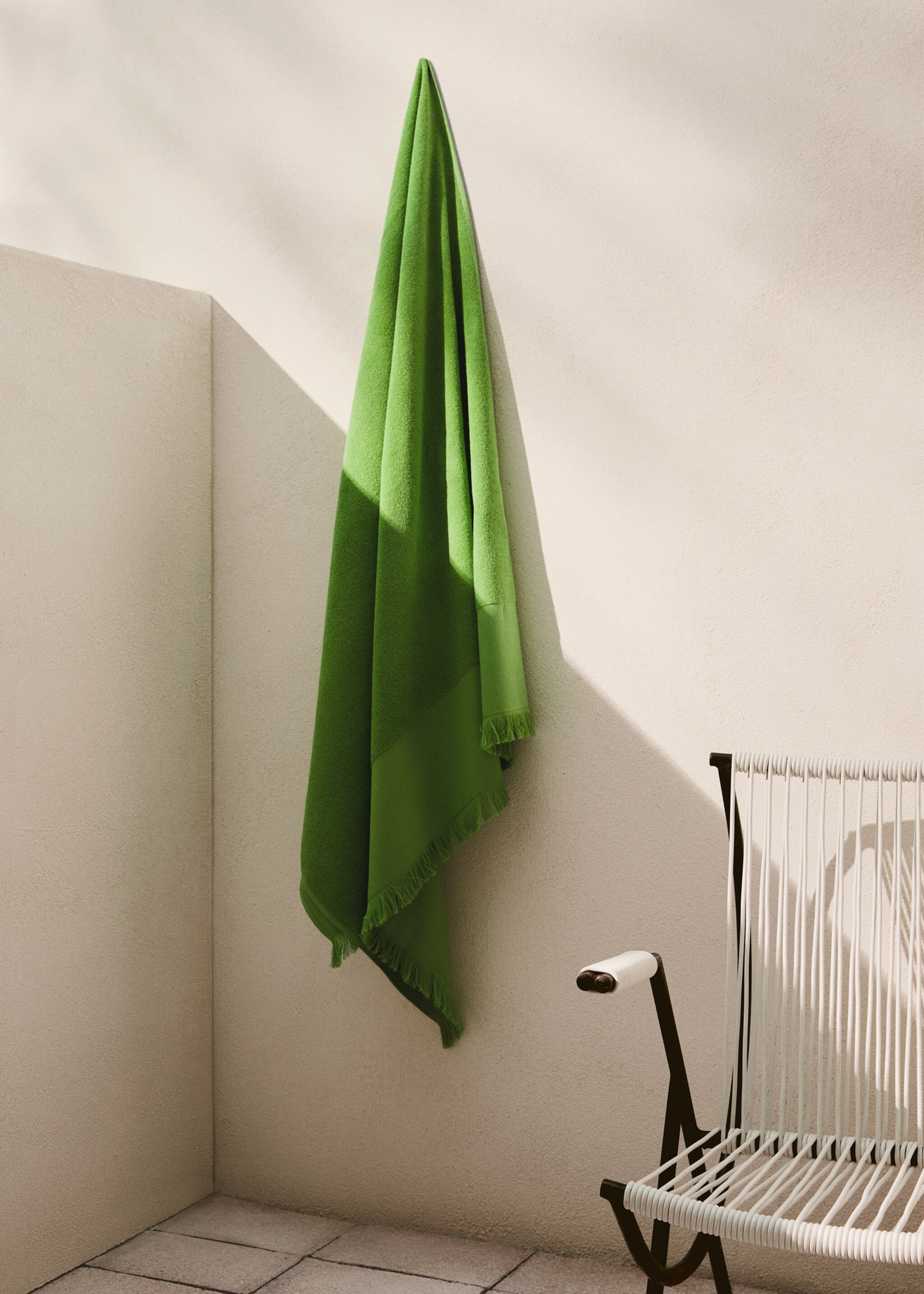 Plain overdyed beach towel with tassels - General plane, Green Apple. Ref: 27026353-00.