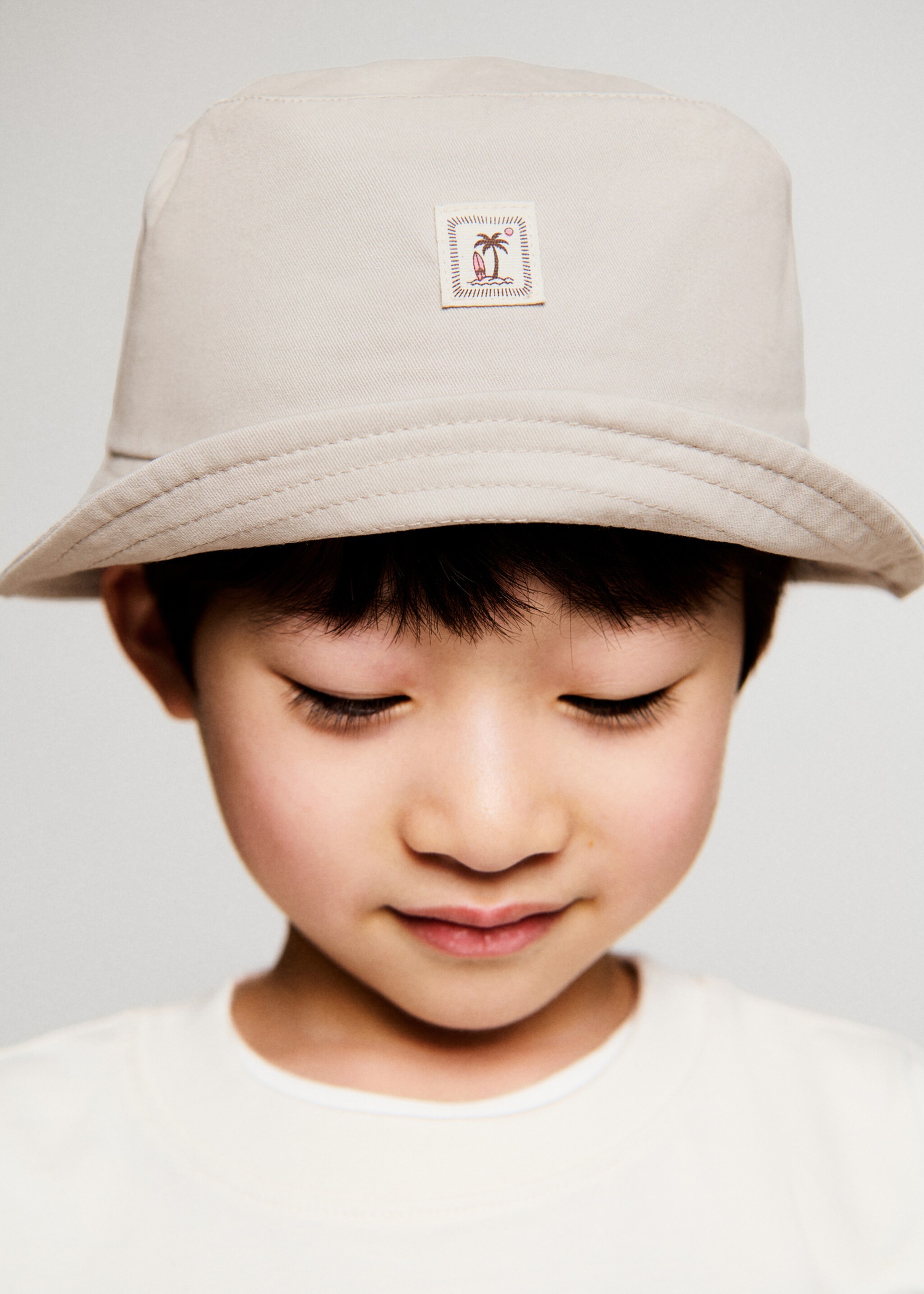 Chapeau bob brodé - Plan général, Sable. Ref: 27026358-00.