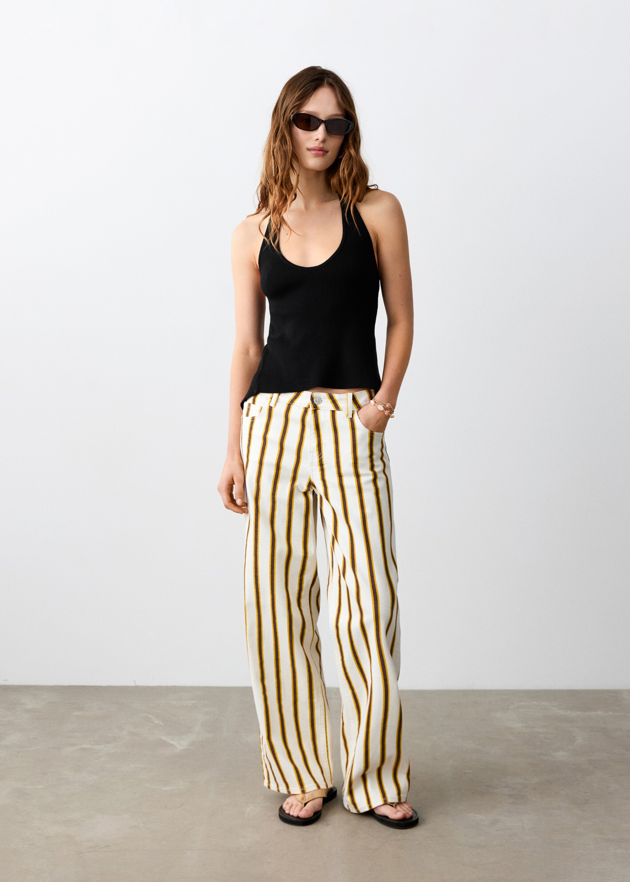 Top maille côtelée à emmanchures américaines - Plan général, Noir. Ref: 27026731-00.