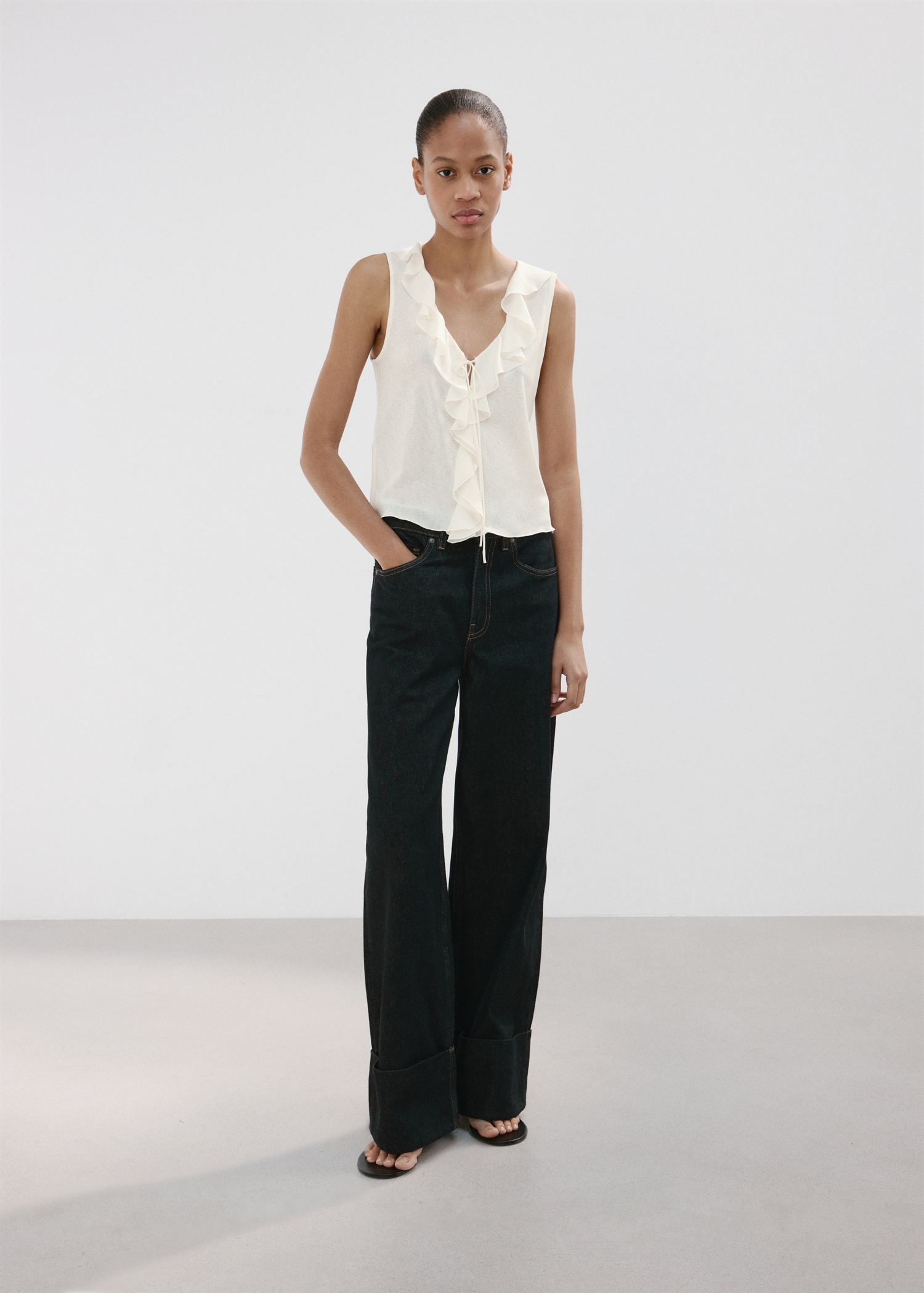 Ruffled V-neck top - General plane