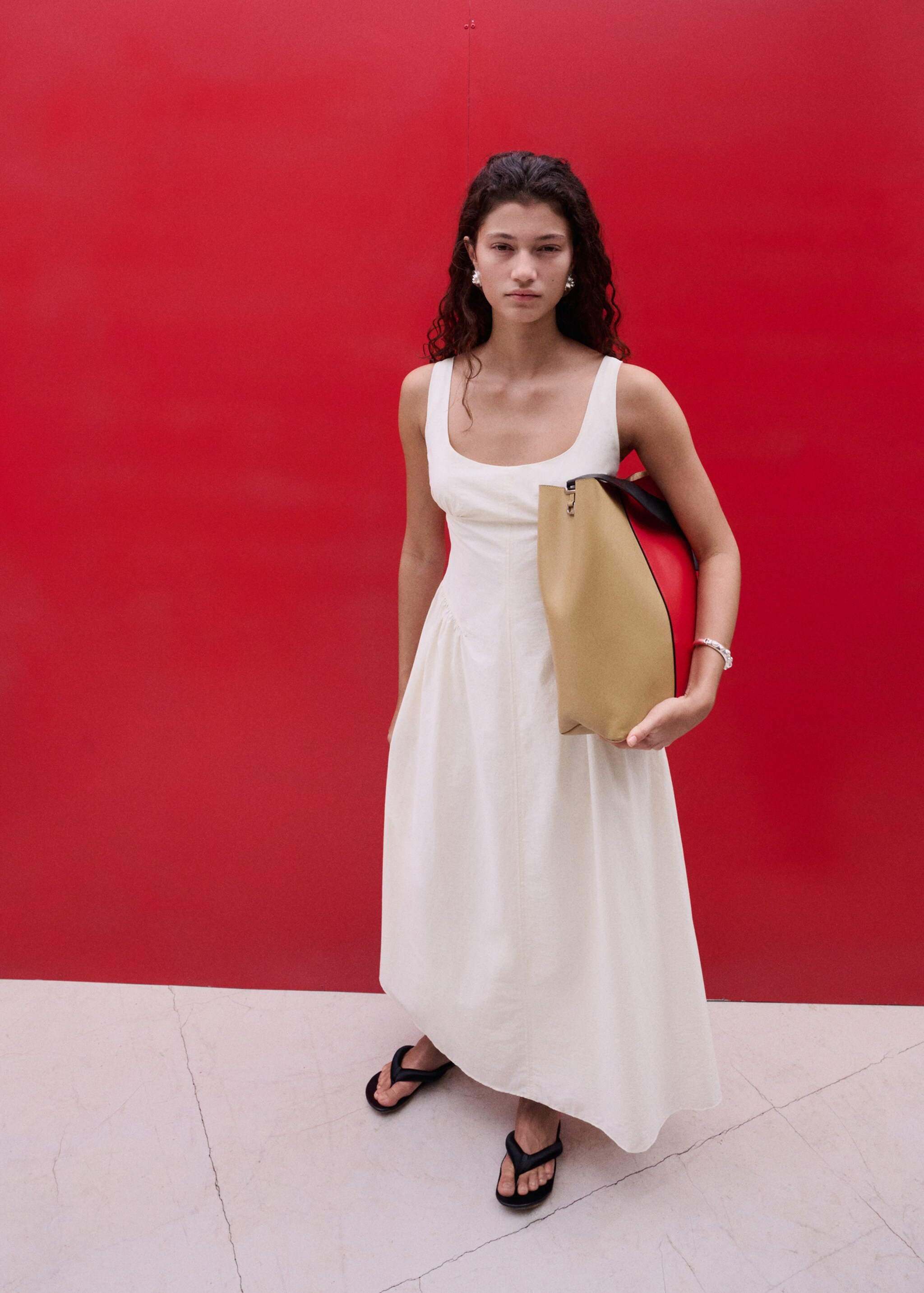 Vestido midi evasé fruncidos - Plano general, Crudo. Ref: 27027803-00.