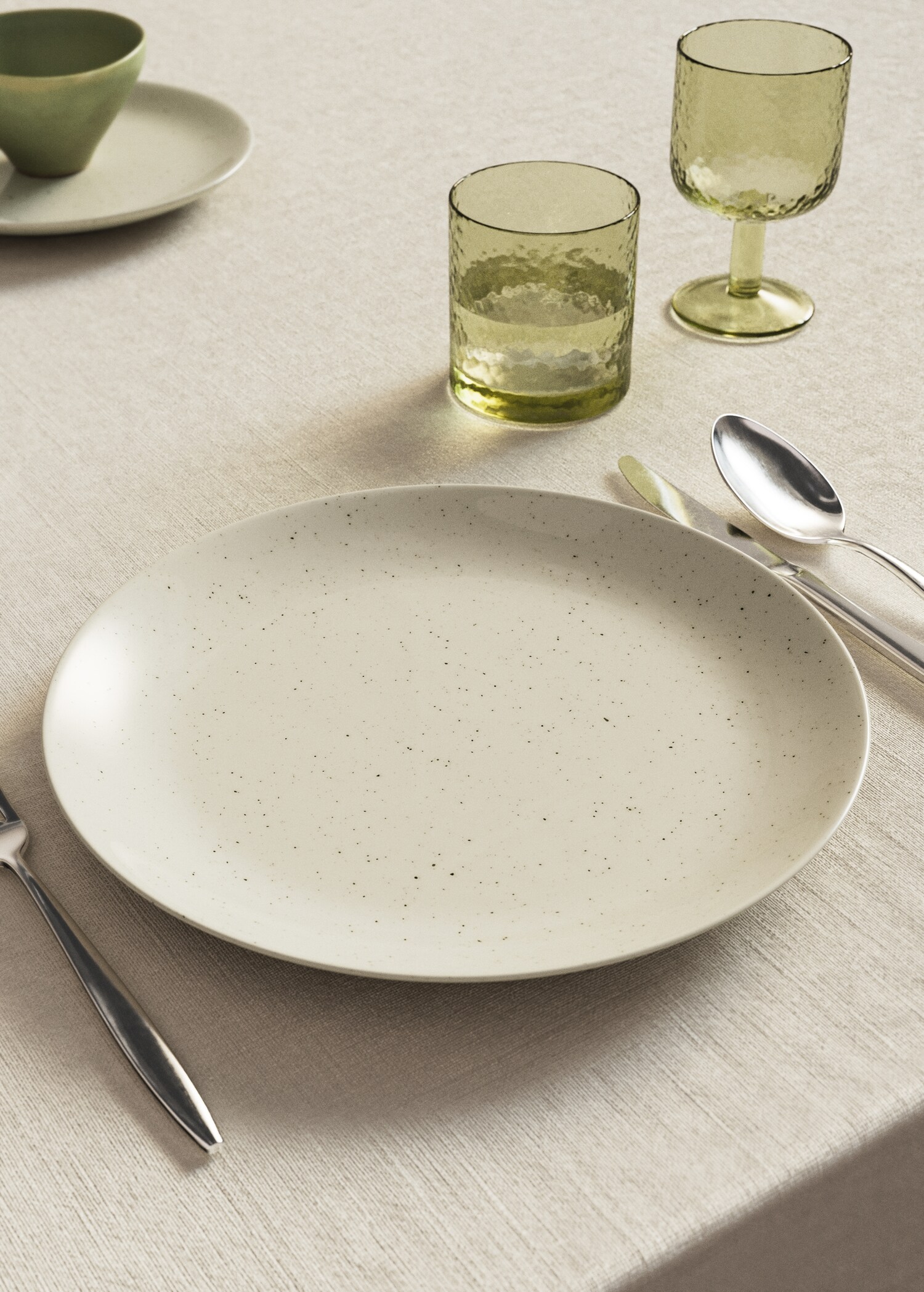 Stoneware dinner plate with spots - General plane