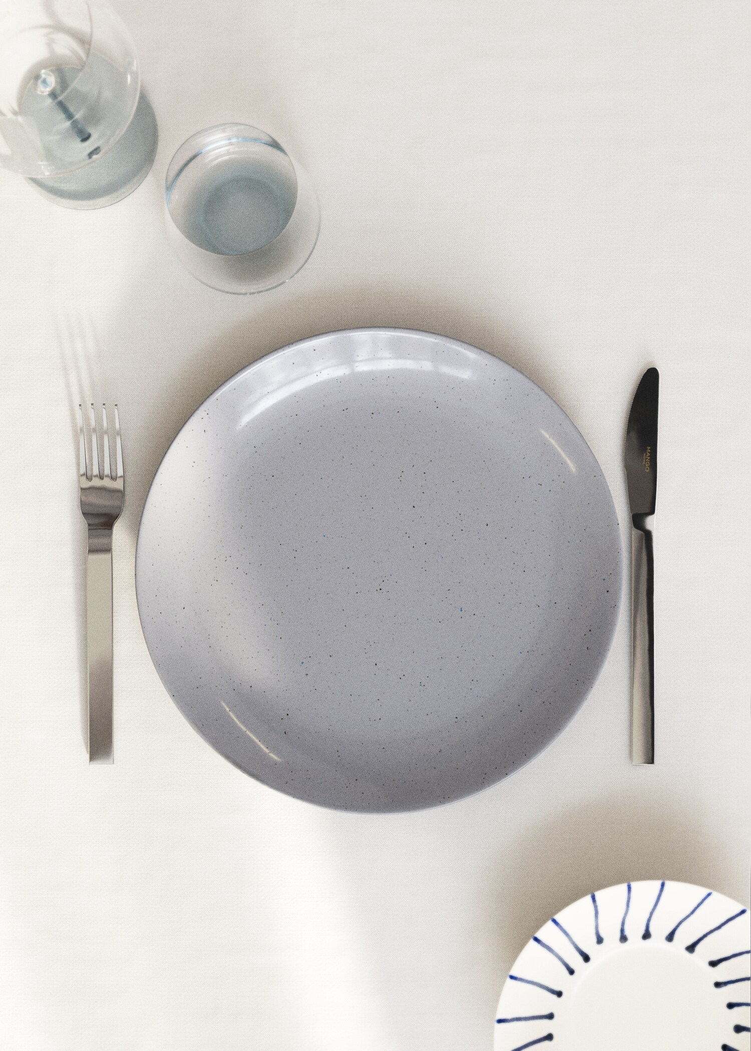 Stoneware dinner plate with spots - General plane