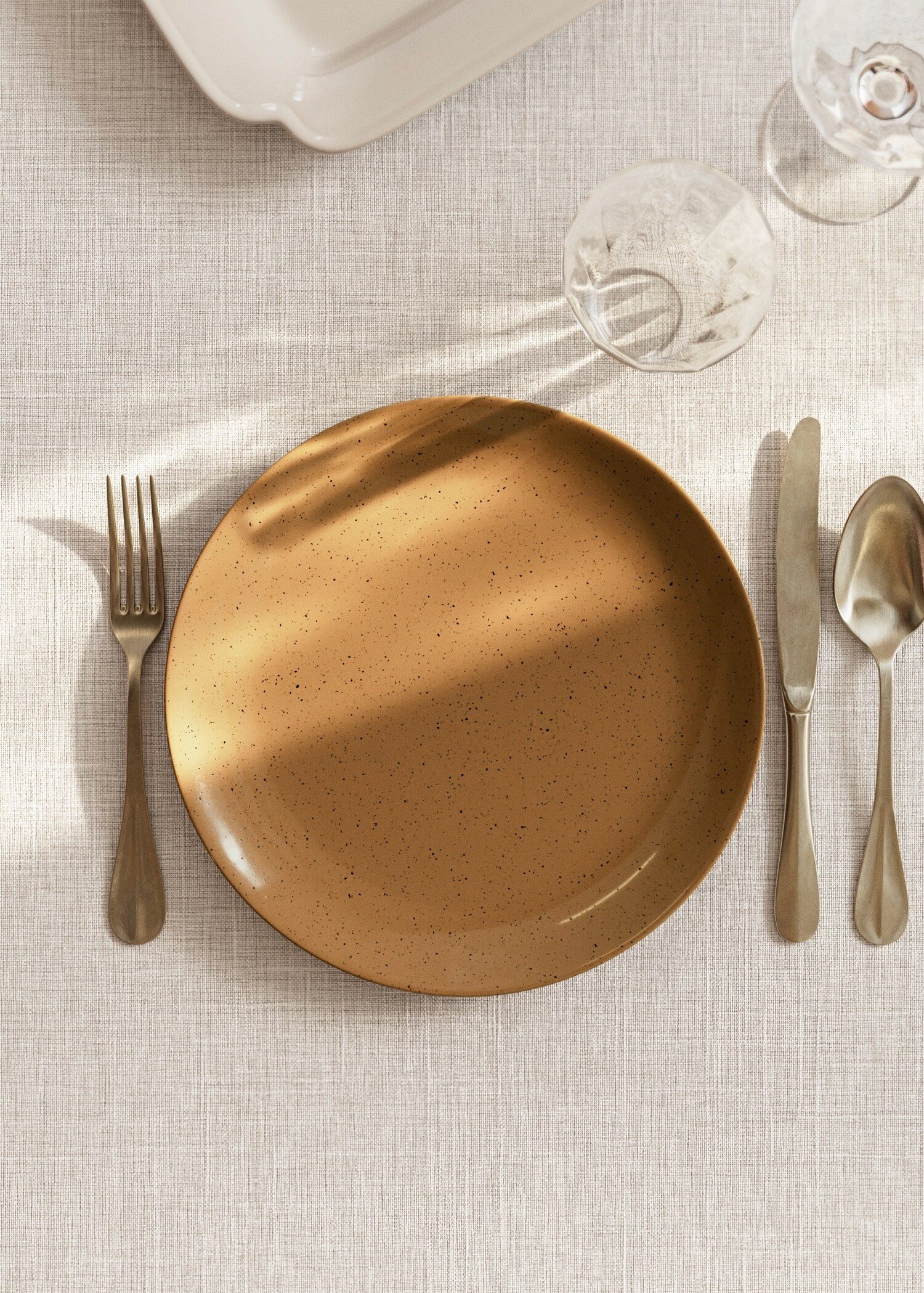 Talíř z kameniny s puntíky - Celkový náhled