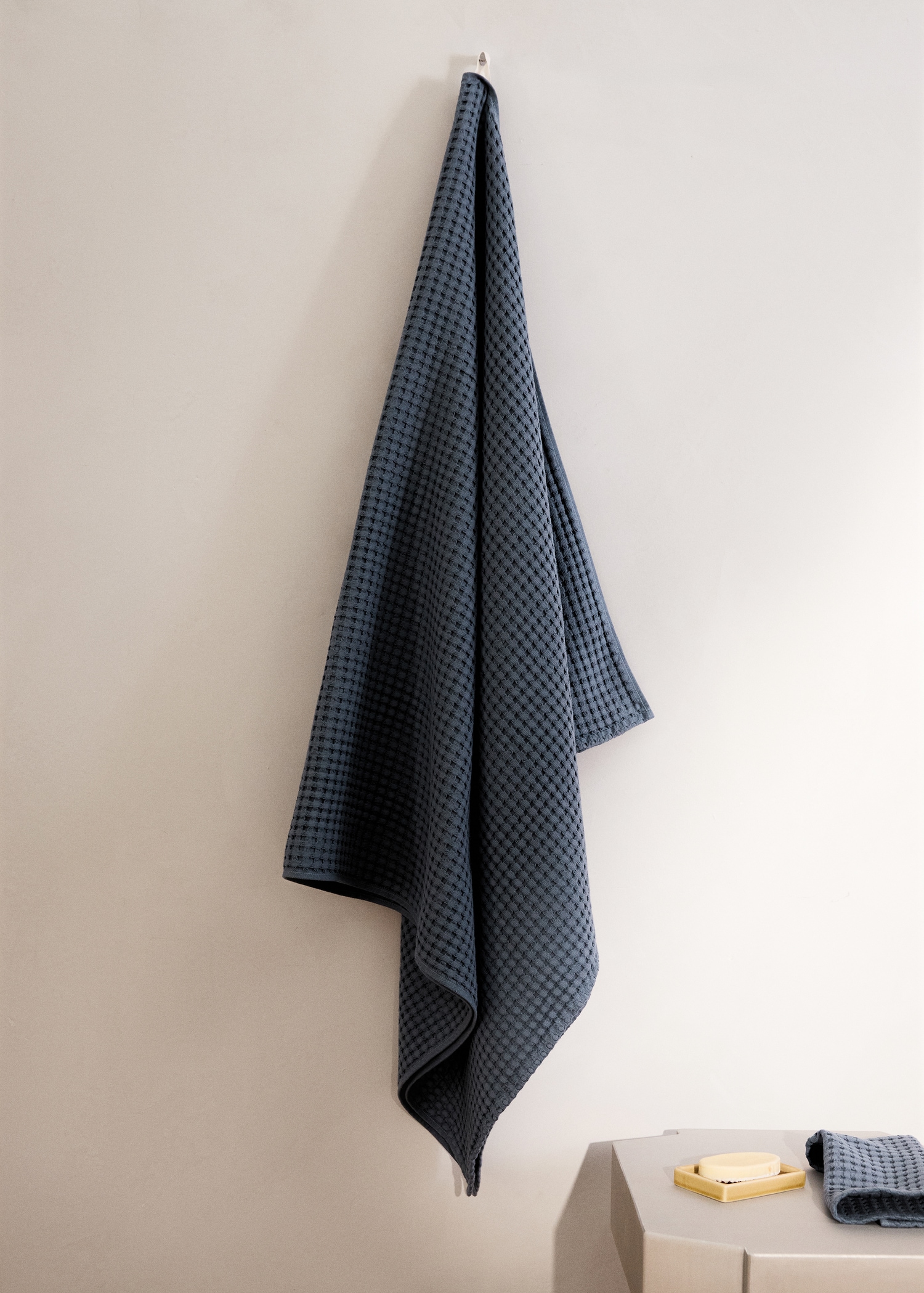 Cotton waffle bath towel - General plane