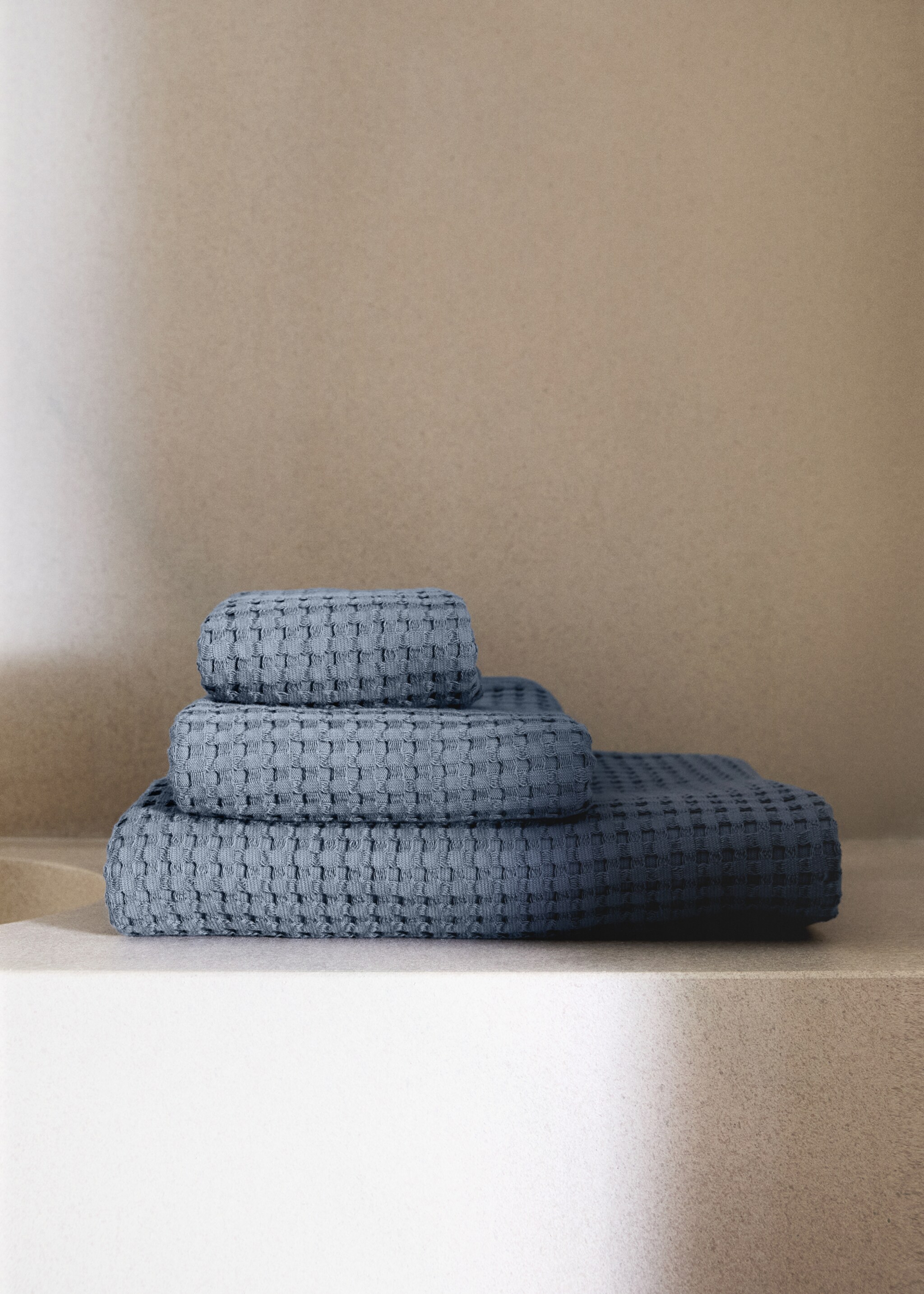Bavlněný ručník k umyvadlu s vaflovou strukturou - Celkový náhled, Modrá indigo. Ref: 27031530-00.